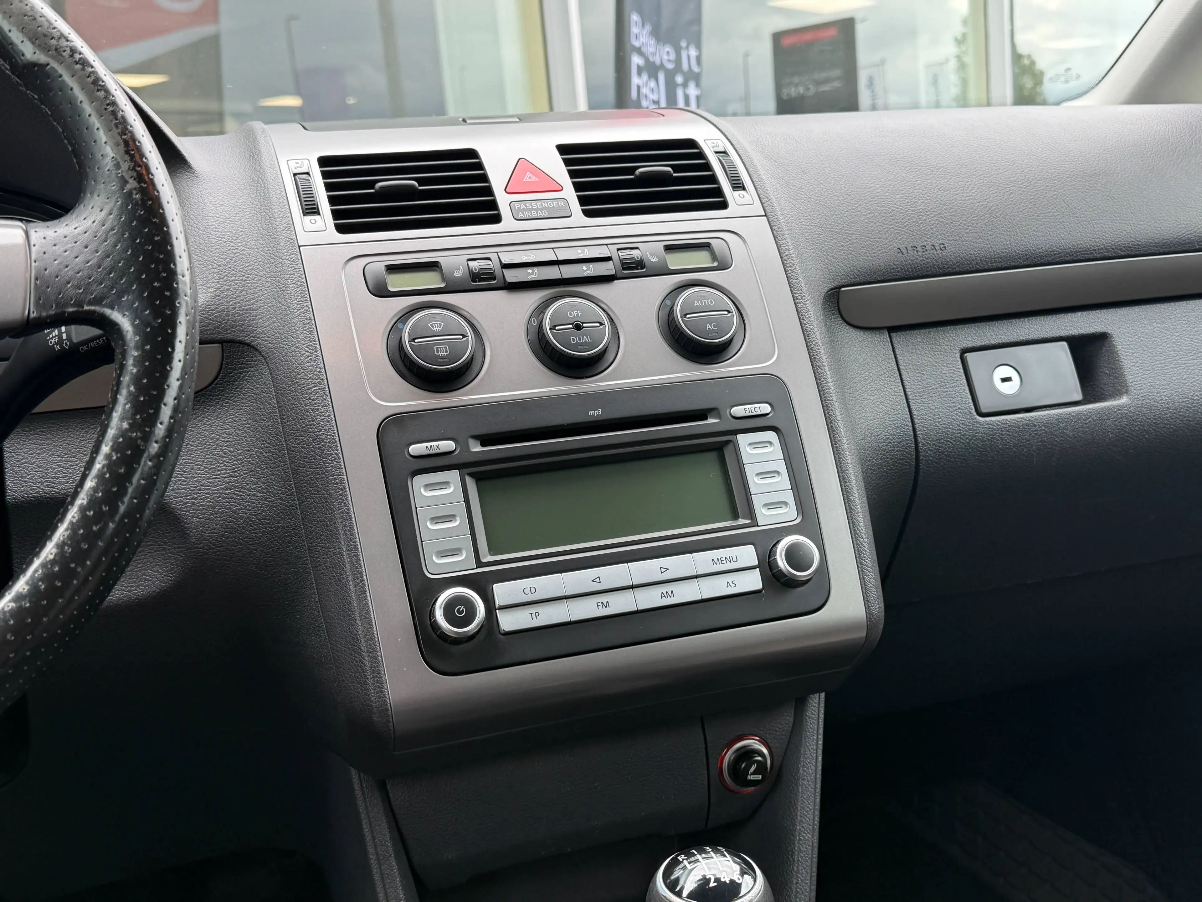 Volkswagen Touran ENKEL VERKOOP AAN HANDELAAR - 7 ZIT / TREKHAAK / ZETELVERWARMING / PARKEERSENSOREN / — photo 23