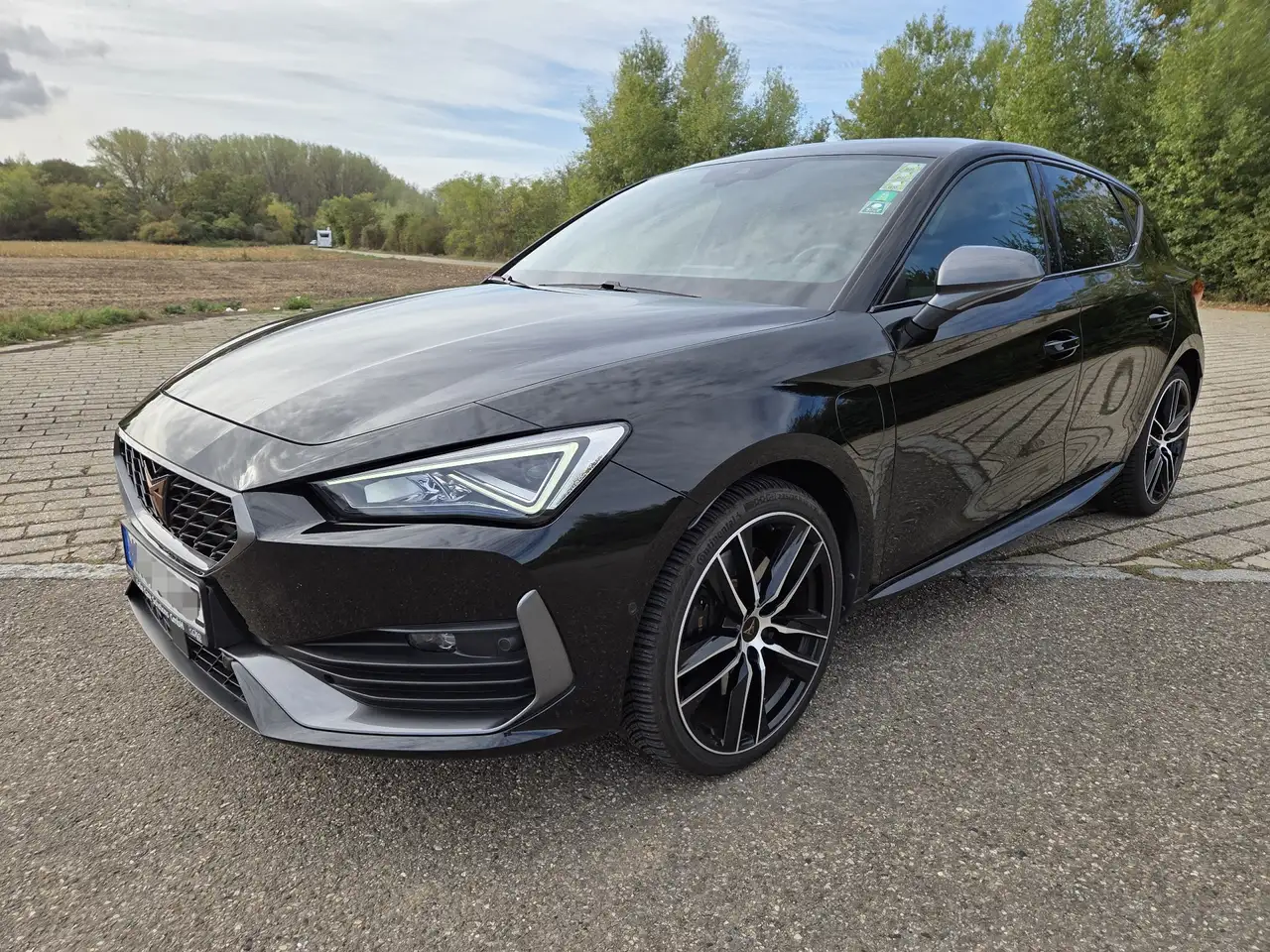 CUPRA Leon 1.4 e-Hybrid (180 kW System) — photo 1 of 8