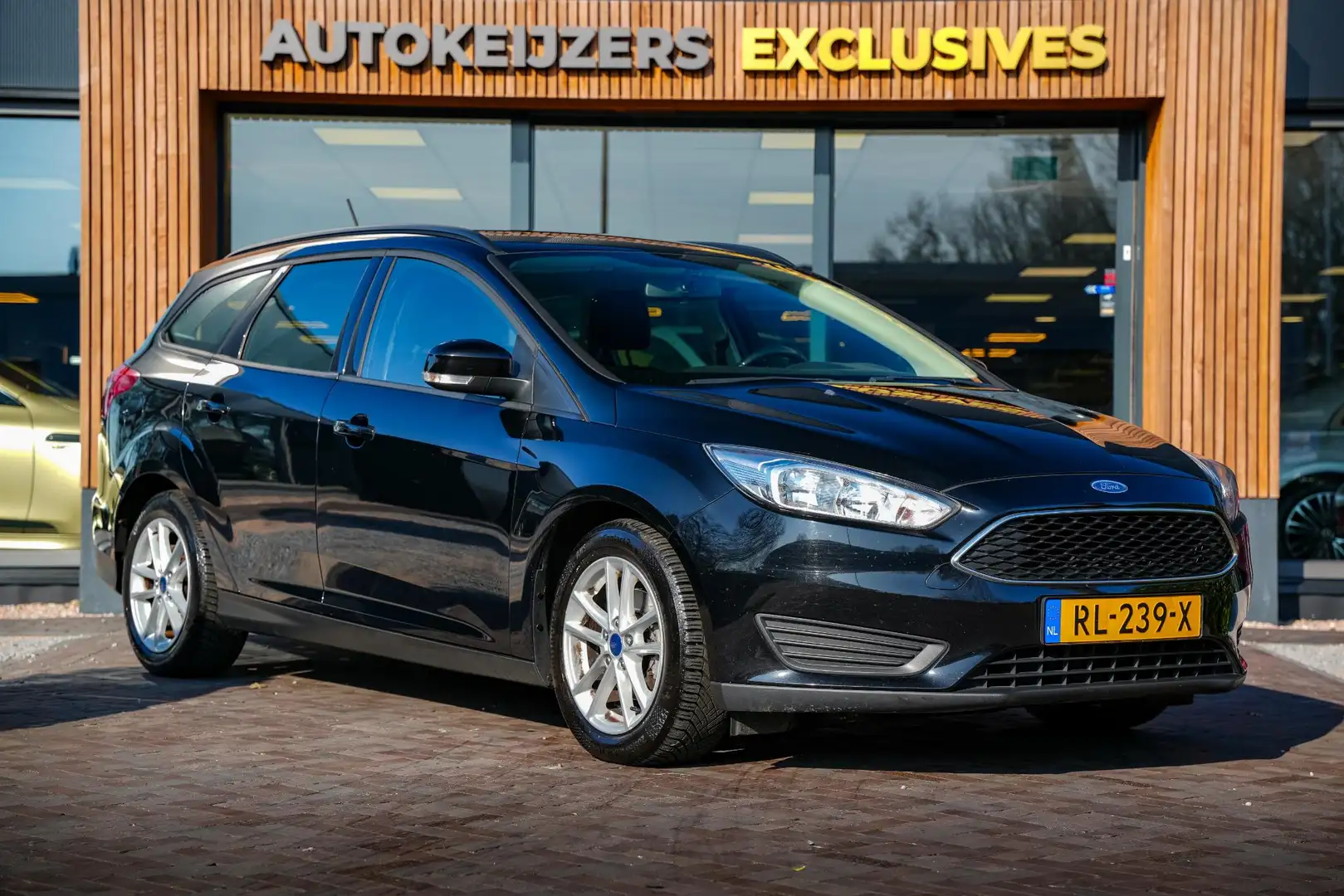 Ford Focus Wagon 1.0 Trend PDC Navi Cruise Trekhaak LMV Airco Zwart - 1