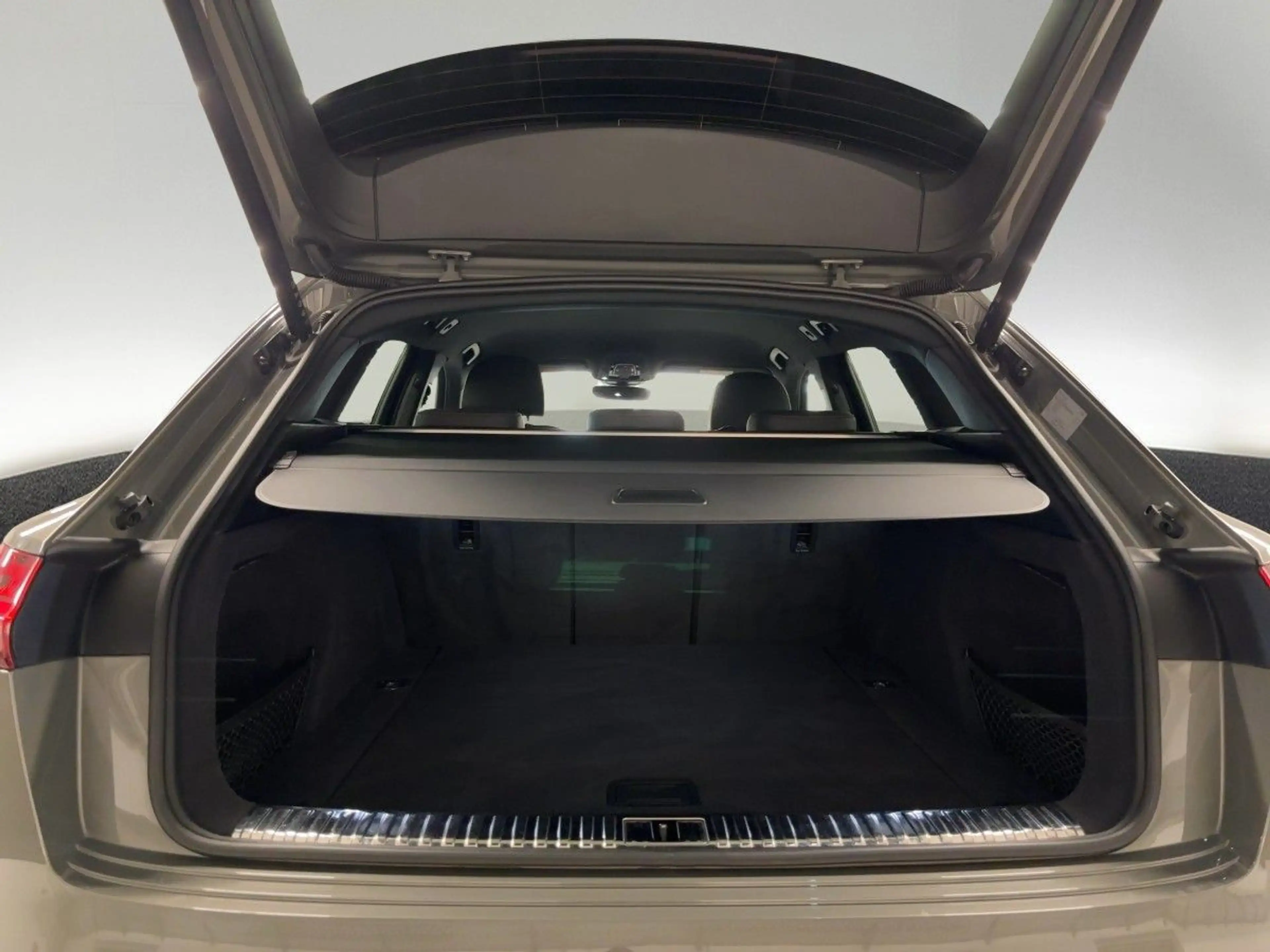 Audi Q8 e-tron S line 50 qu. AHK MATRIX 360°K VIRTUAL — photo 9