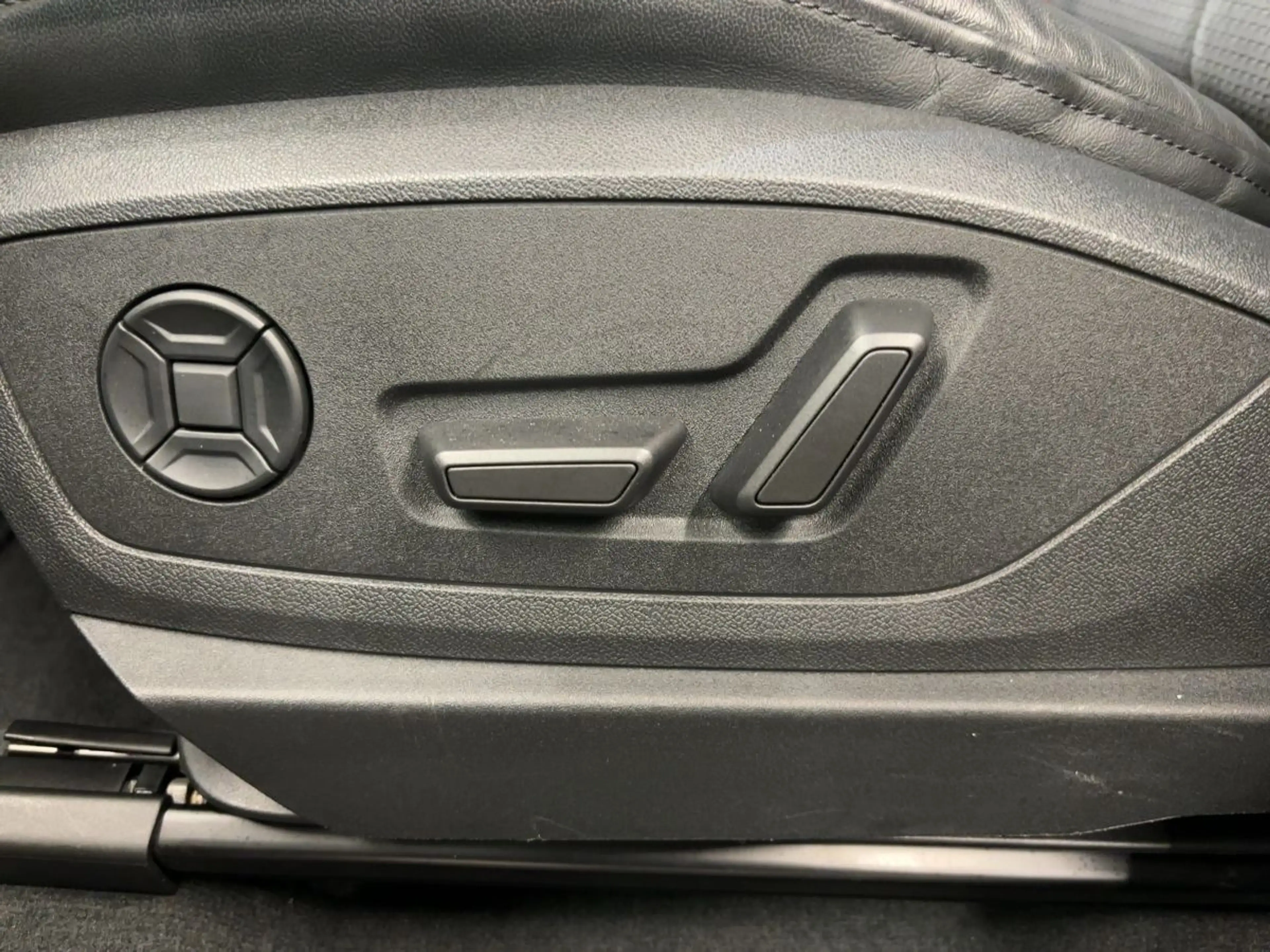 Audi Q8 e-tron S line 50 qu. AHK MATRIX 360°K VIRTUAL — photo 17