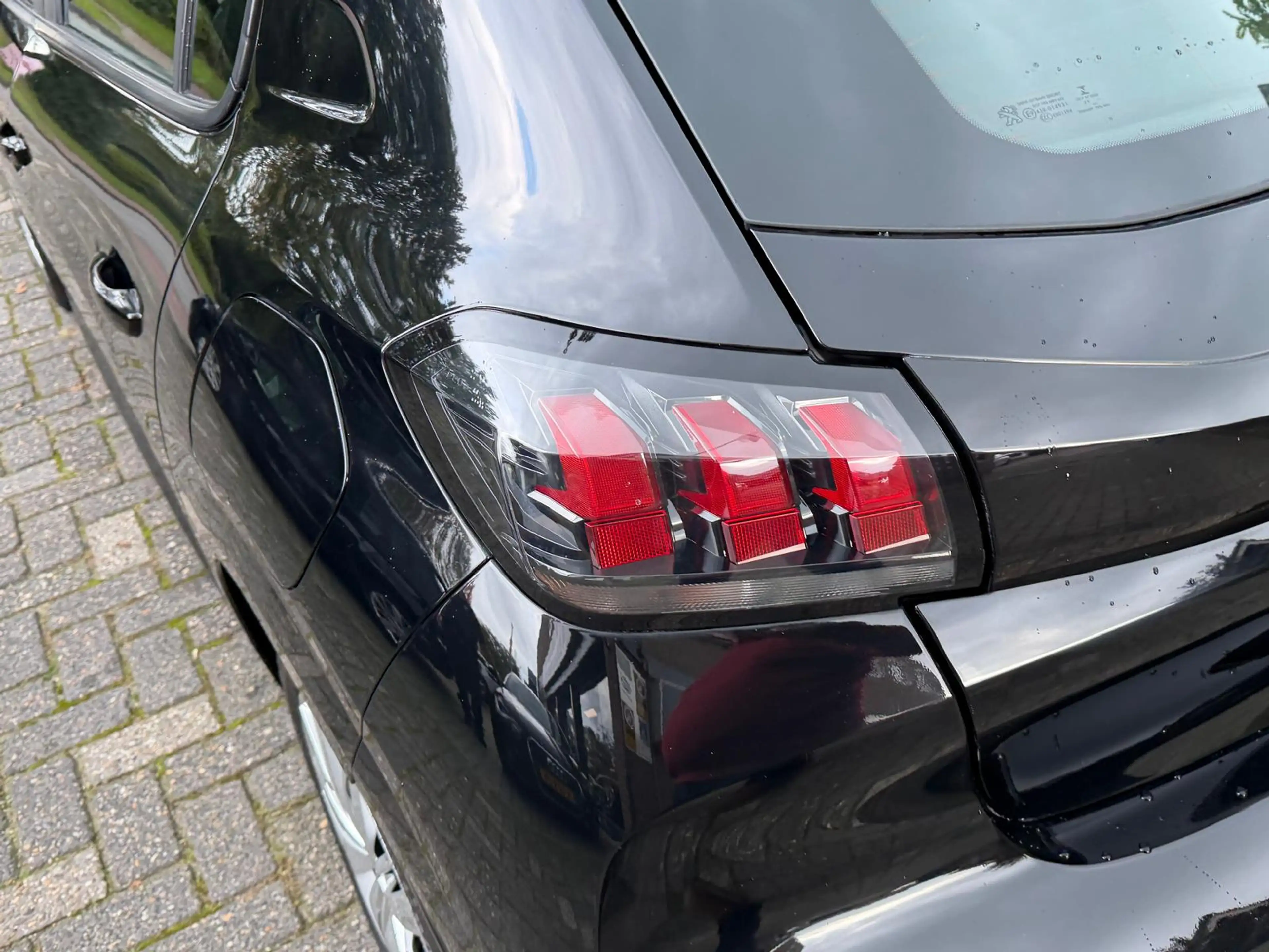 Peugeot 208 1.2 PureTech Active — photo 31