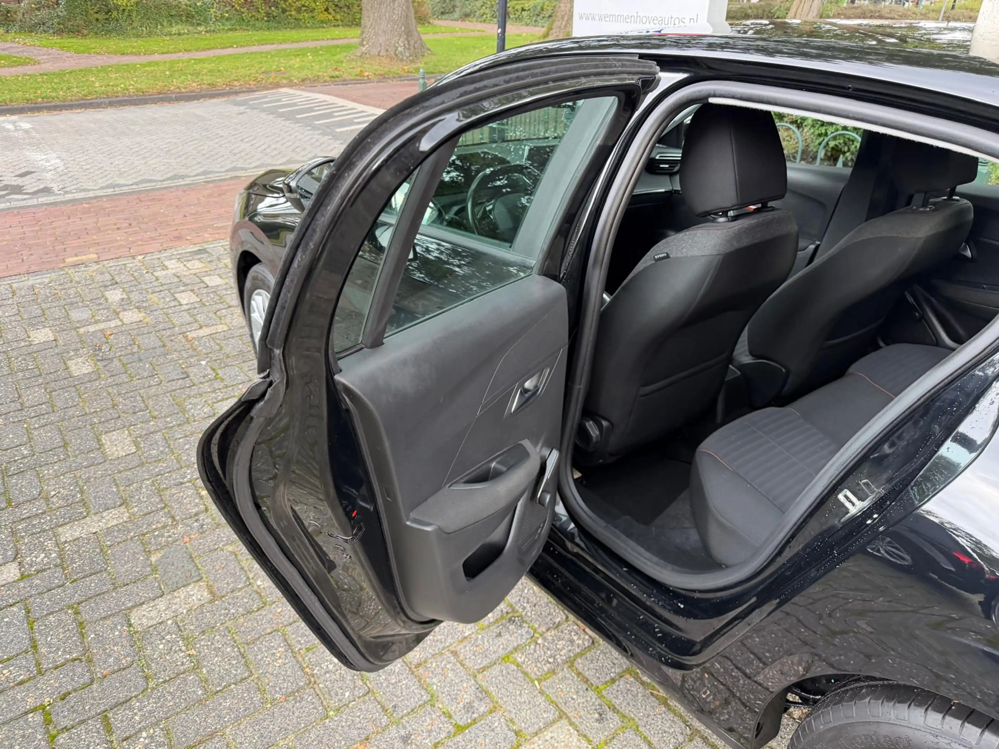 Peugeot 208 1.2 PureTech Active — photo 27