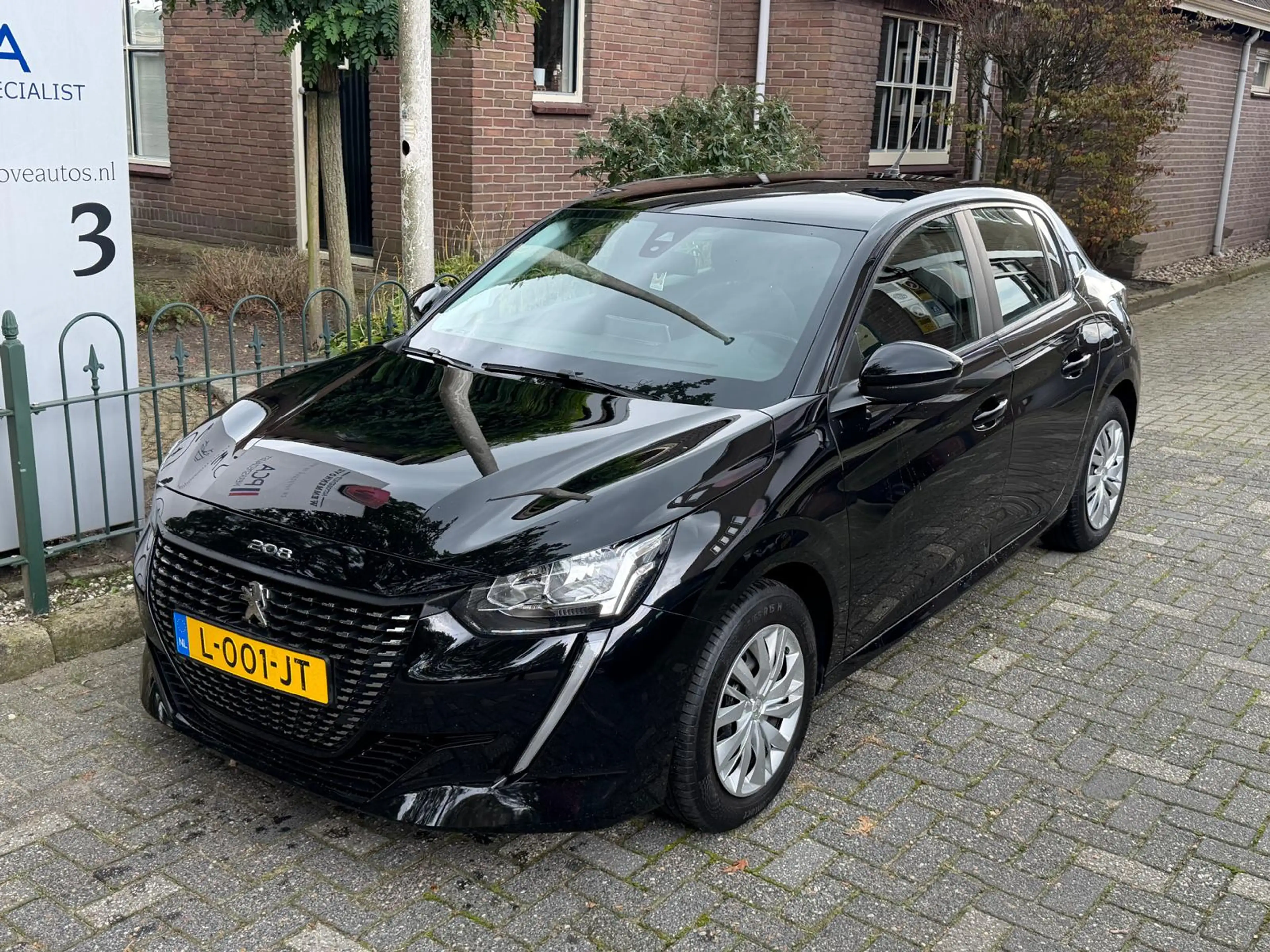 Peugeot 208 1.2 PureTech Active — photo 2