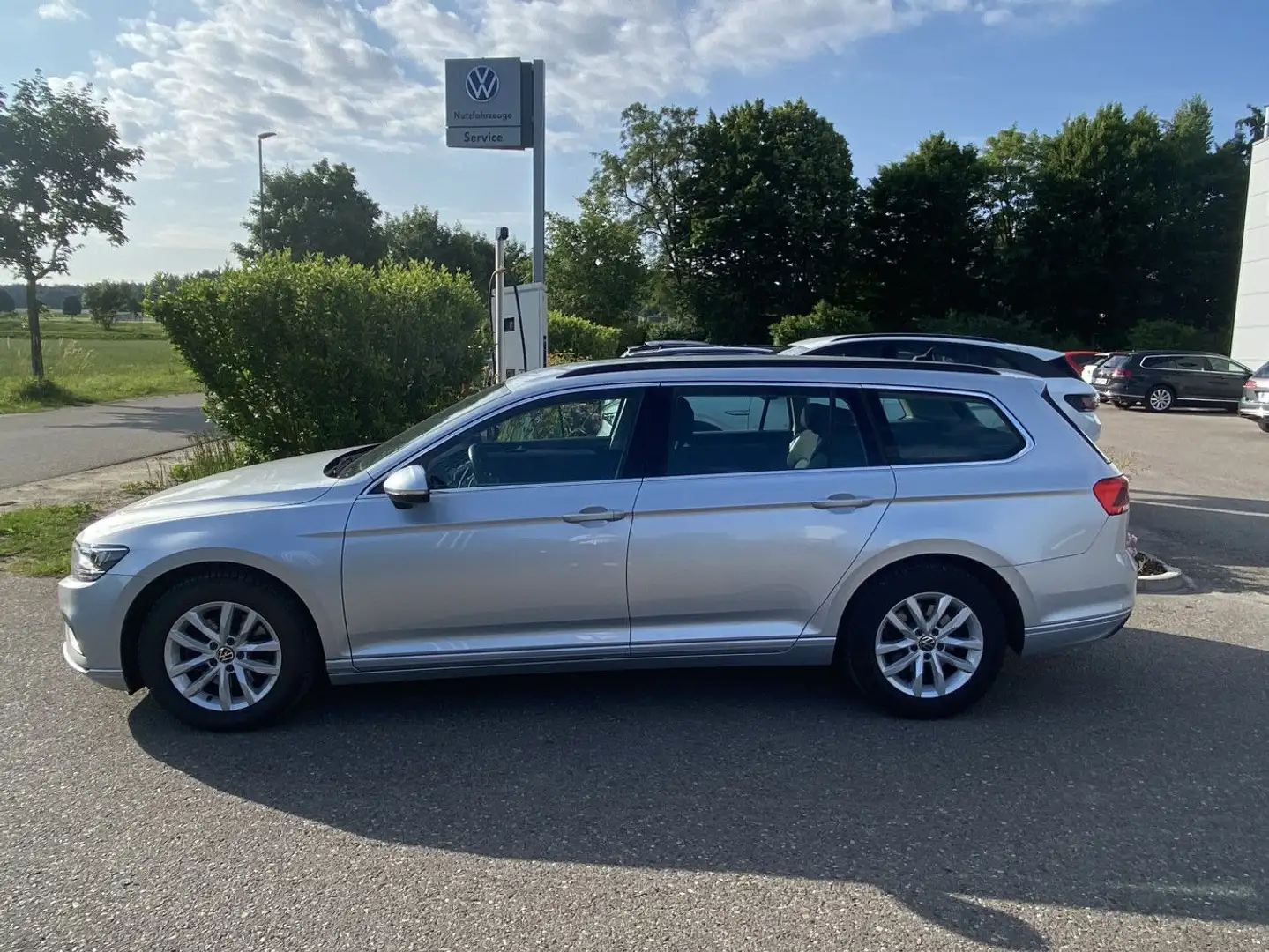 Volkswagen Passat Variant 2.0 TDI DSG Business NAVI+AHK+LED Silber - 2