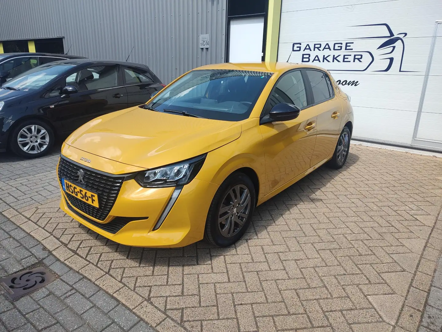 Peugeot 208 1.2 PureTech Allure 360-Camera Navi-Carplay Led Cr Geel - 2