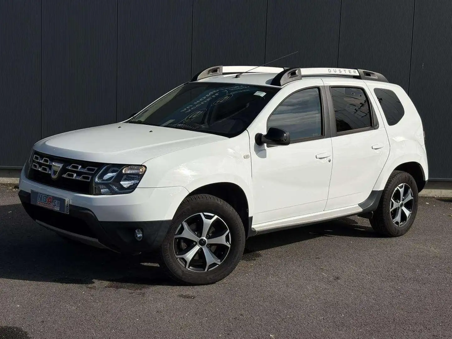 Dacia Duster TCE 125 Explorer avec Attelage, GPS et Radar de recul Blanc - 1