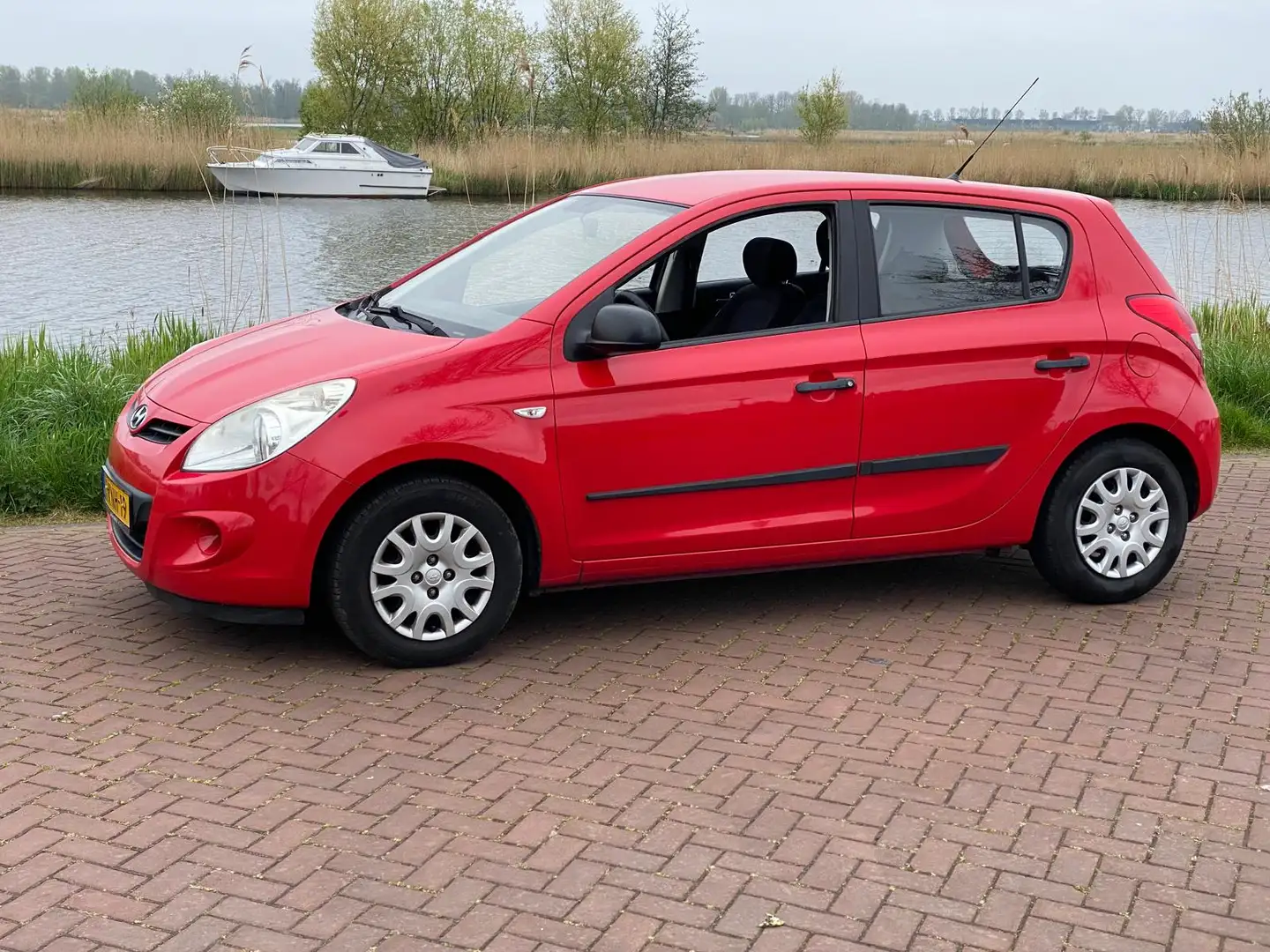 Hyundai i20 1.2i i-Motion 5 Drs Airco Nw staat !! Rot - 2