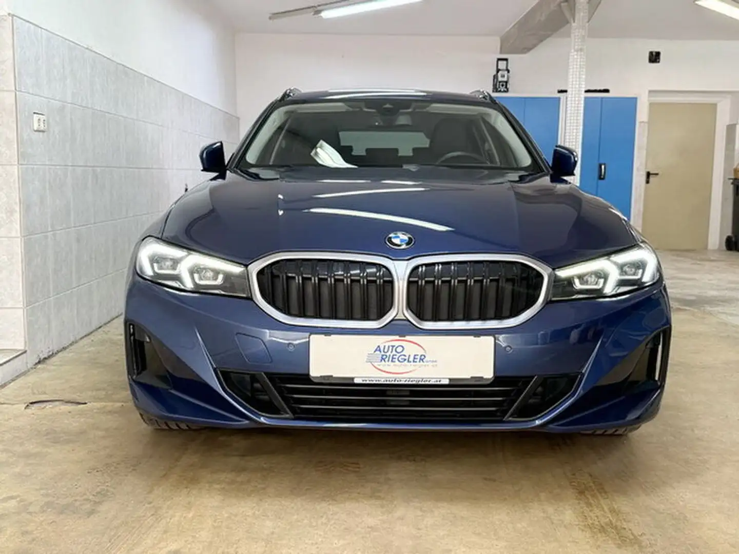 BMW 318 d ''LED-Curved Display-Sportsitze-Kamera-AHK'' Blau - 2