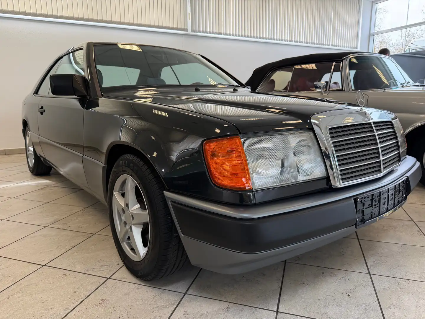 Mercedes-Benz Baureihe 124 CE-Klasse 230 CE Schwarz - 2