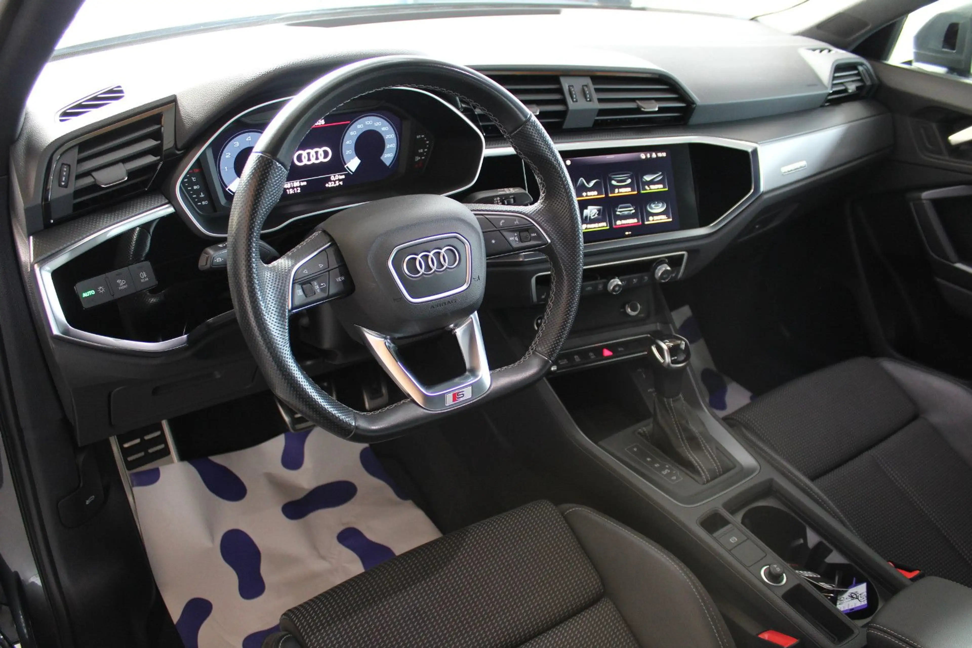 Audi Q3 45 TFSI quattro S tronic S line sport — photo 8