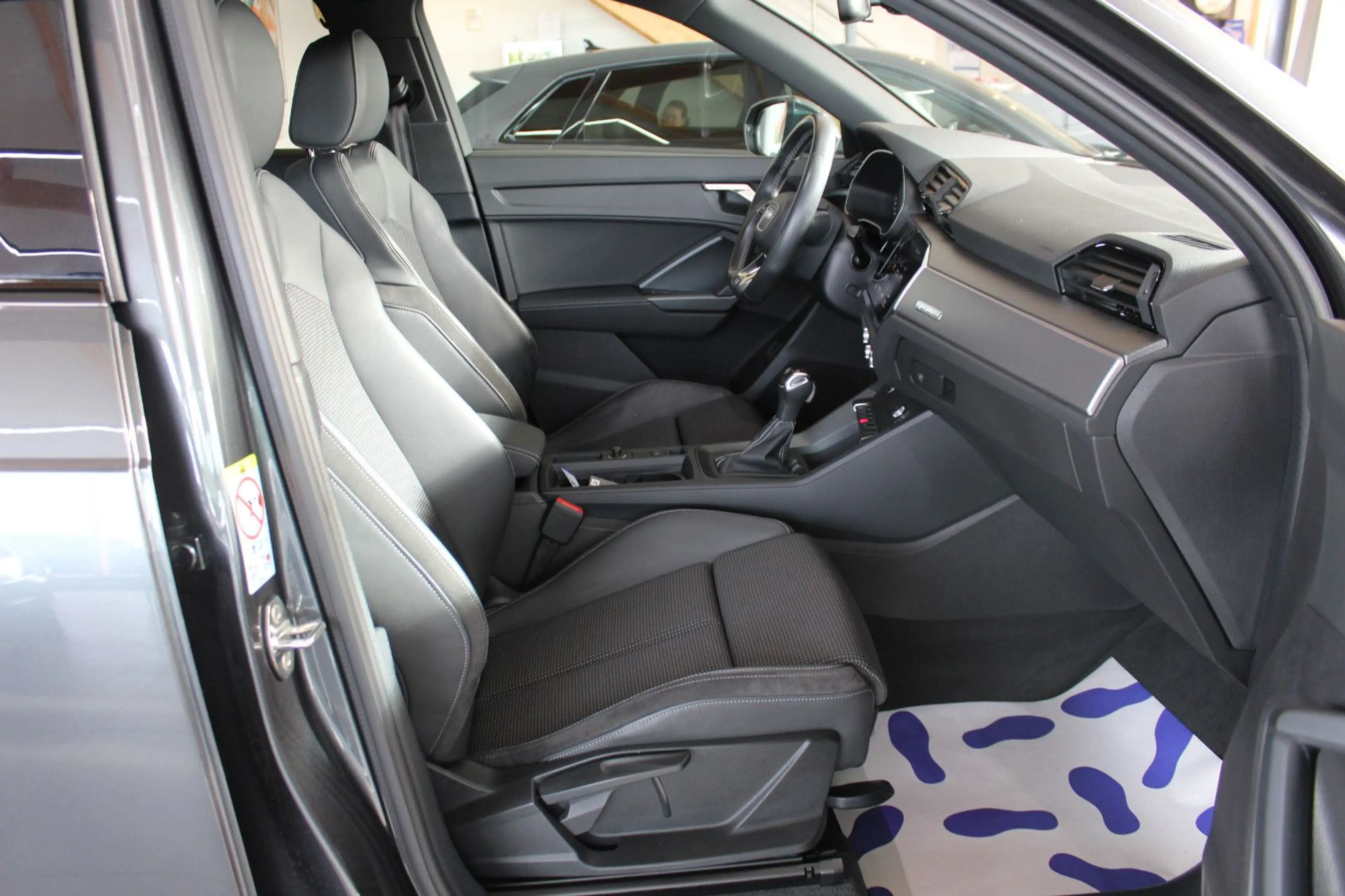 Audi Q3 45 TFSI quattro S tronic S line sport — photo 10