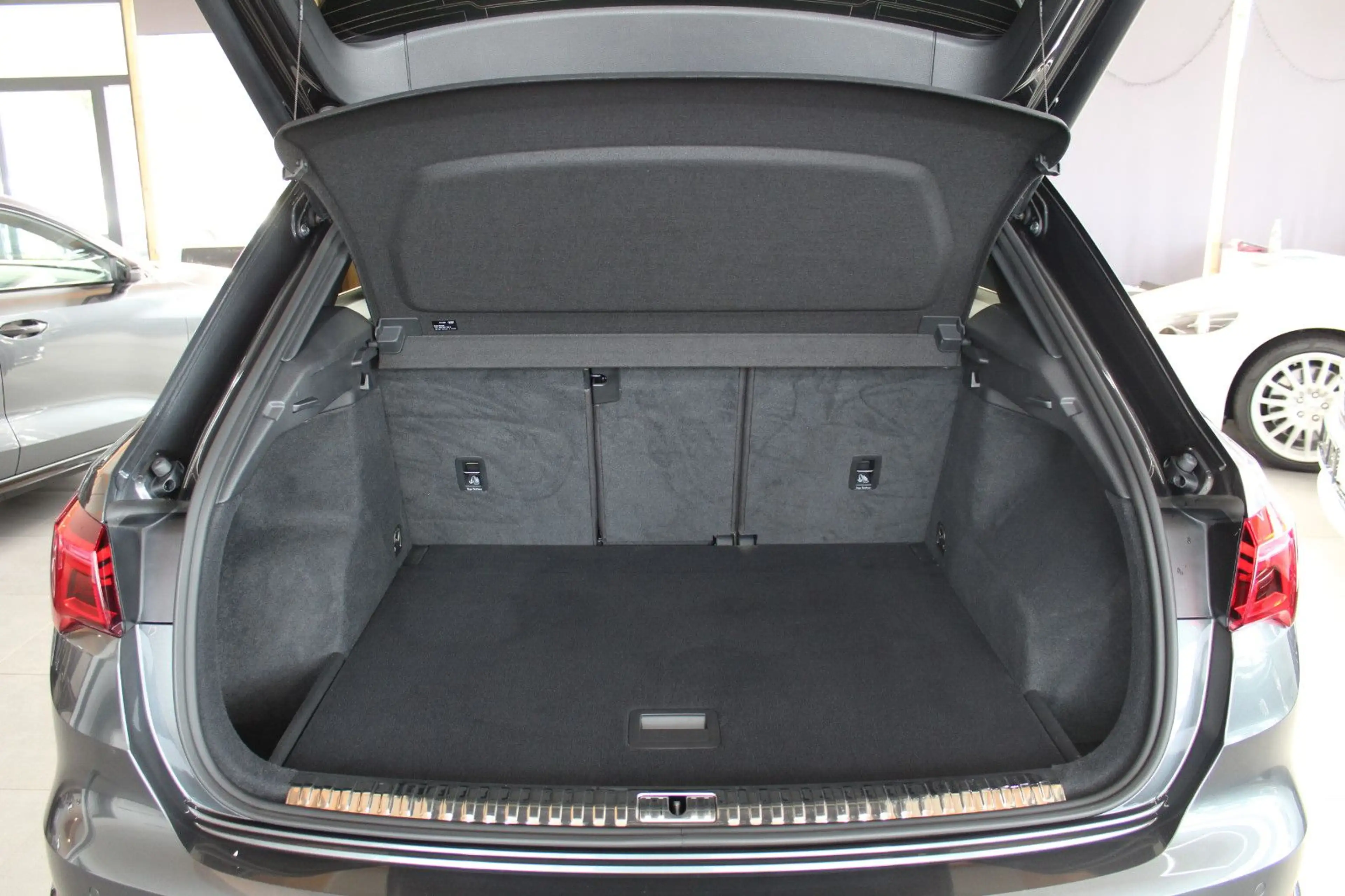 Audi Q3 45 TFSI quattro S tronic S line sport — photo 13