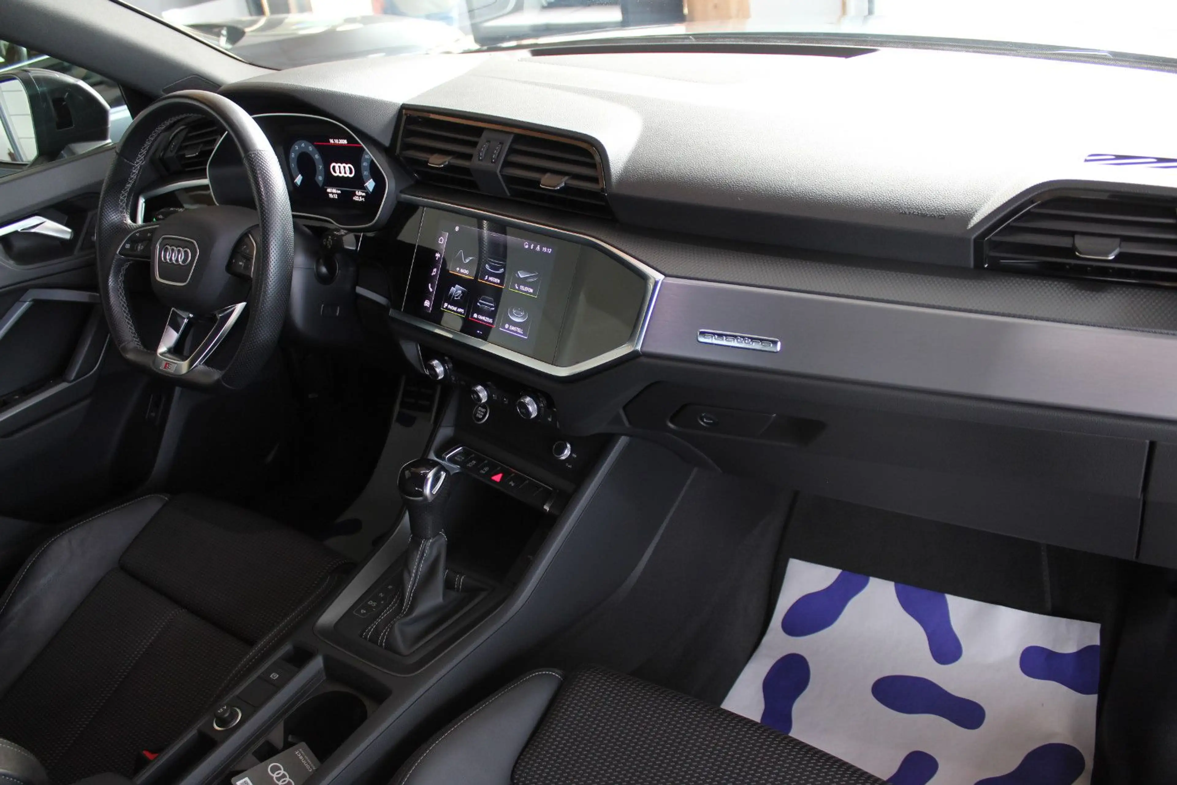 Audi Q3 45 TFSI quattro S tronic S line sport — photo 11