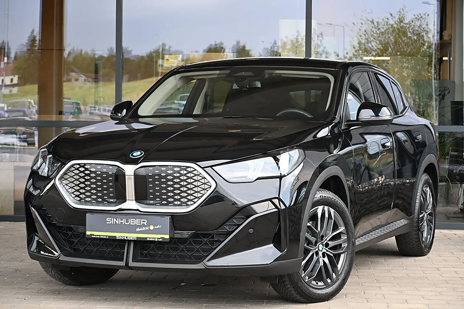 BMW iX2 eDrive20 66,5kWh adapt. LED, Komfortzugang, Akt... Schwarz - 1