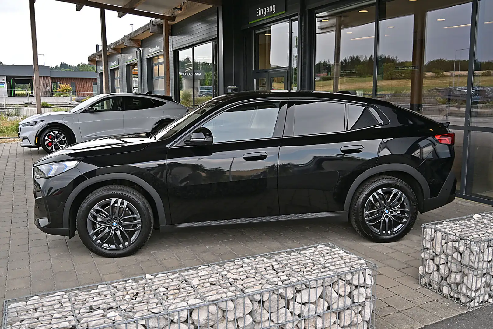 BMW iX2 eDrive20 66,5kWh adapt. LED, Komfortzugang, Akt... Schwarz - 2
