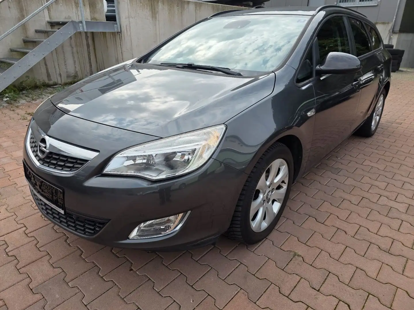Opel Astra J Sports Tourer Design Edition Grau - 1