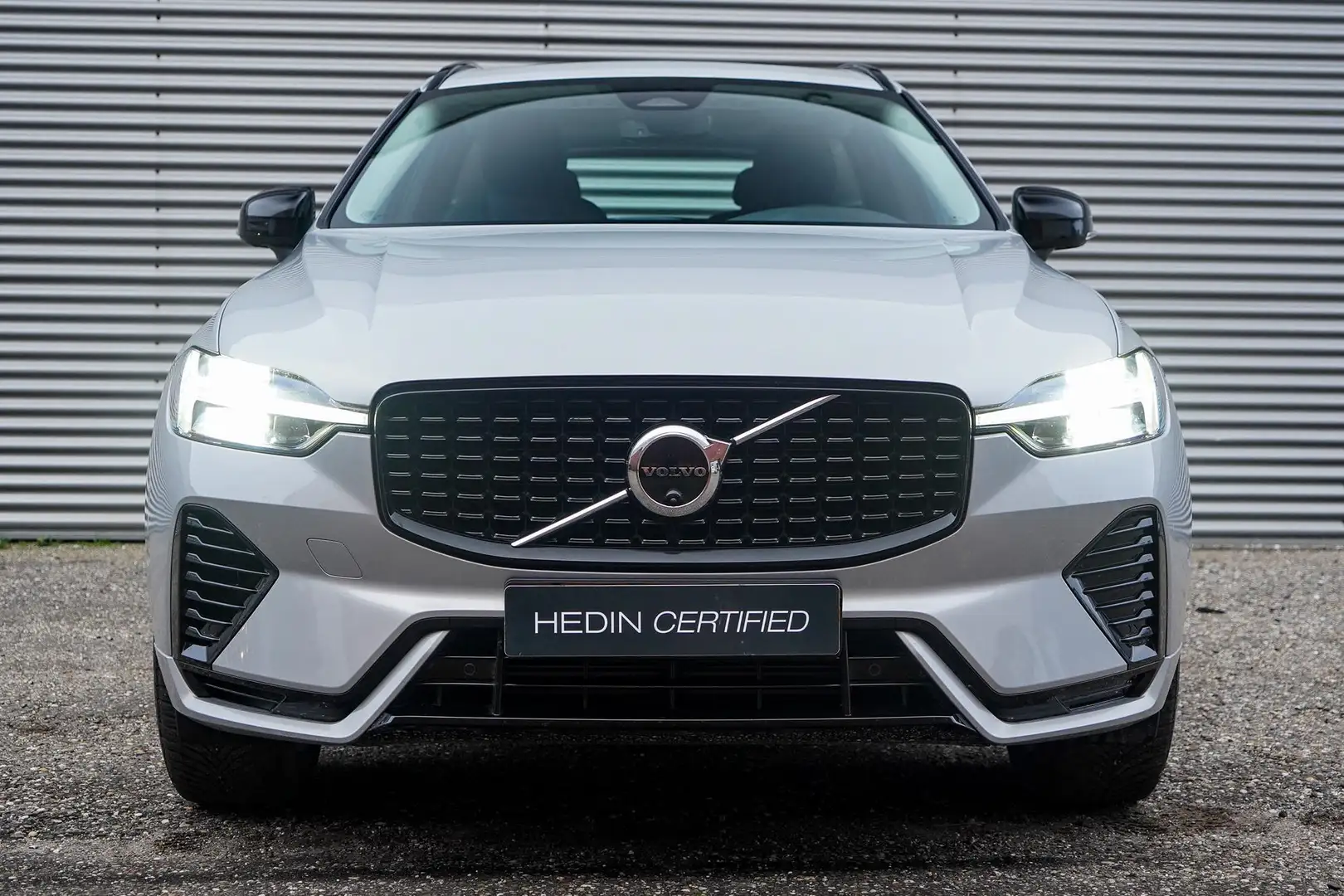 Volvo XC60 T6 Plug-in hybrid AWD Plus Dark | Panorama dak | T Grau - 2