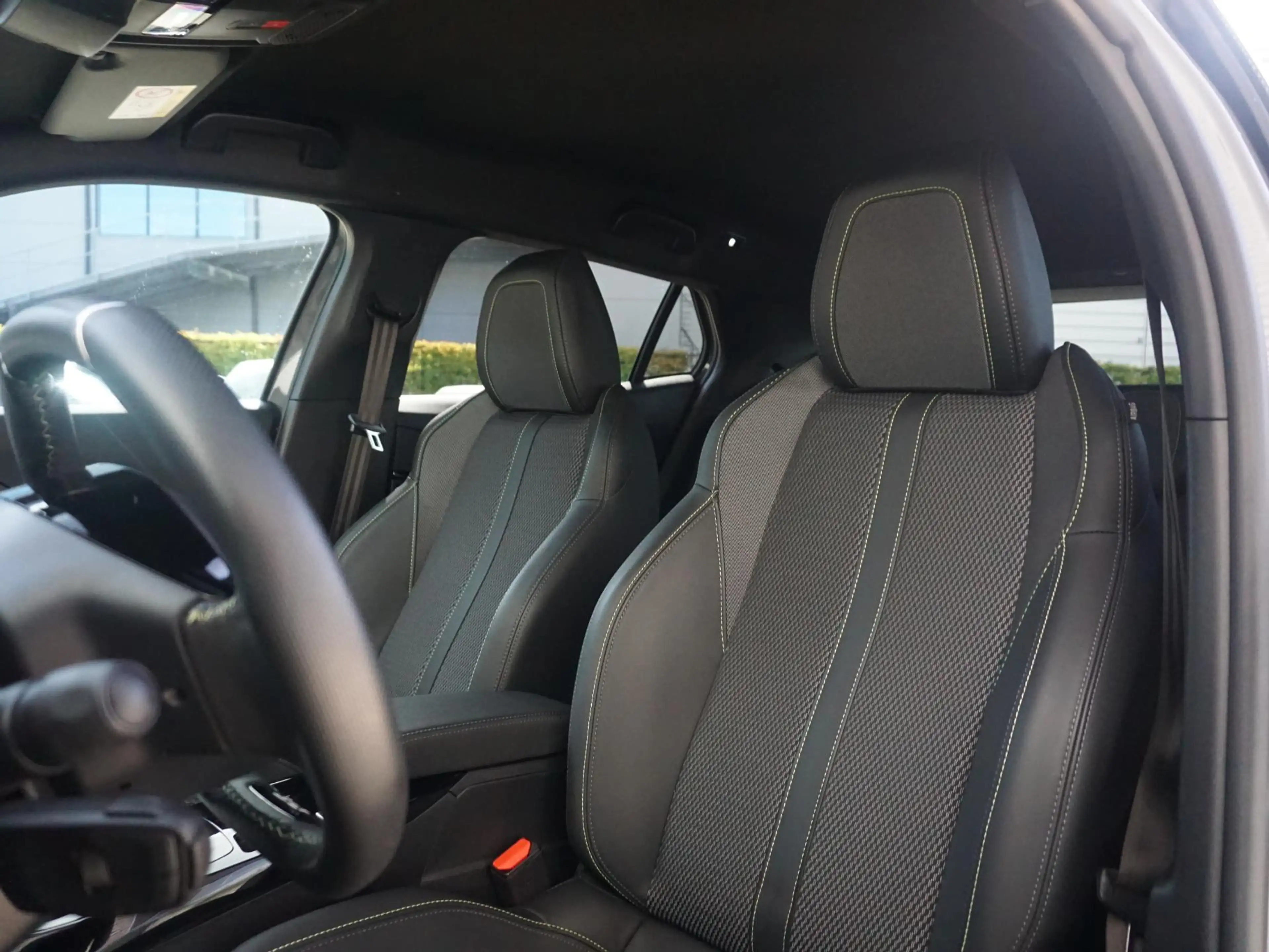 Peugeot e-2008 EV GT Avantage 54 kWh — photo 10