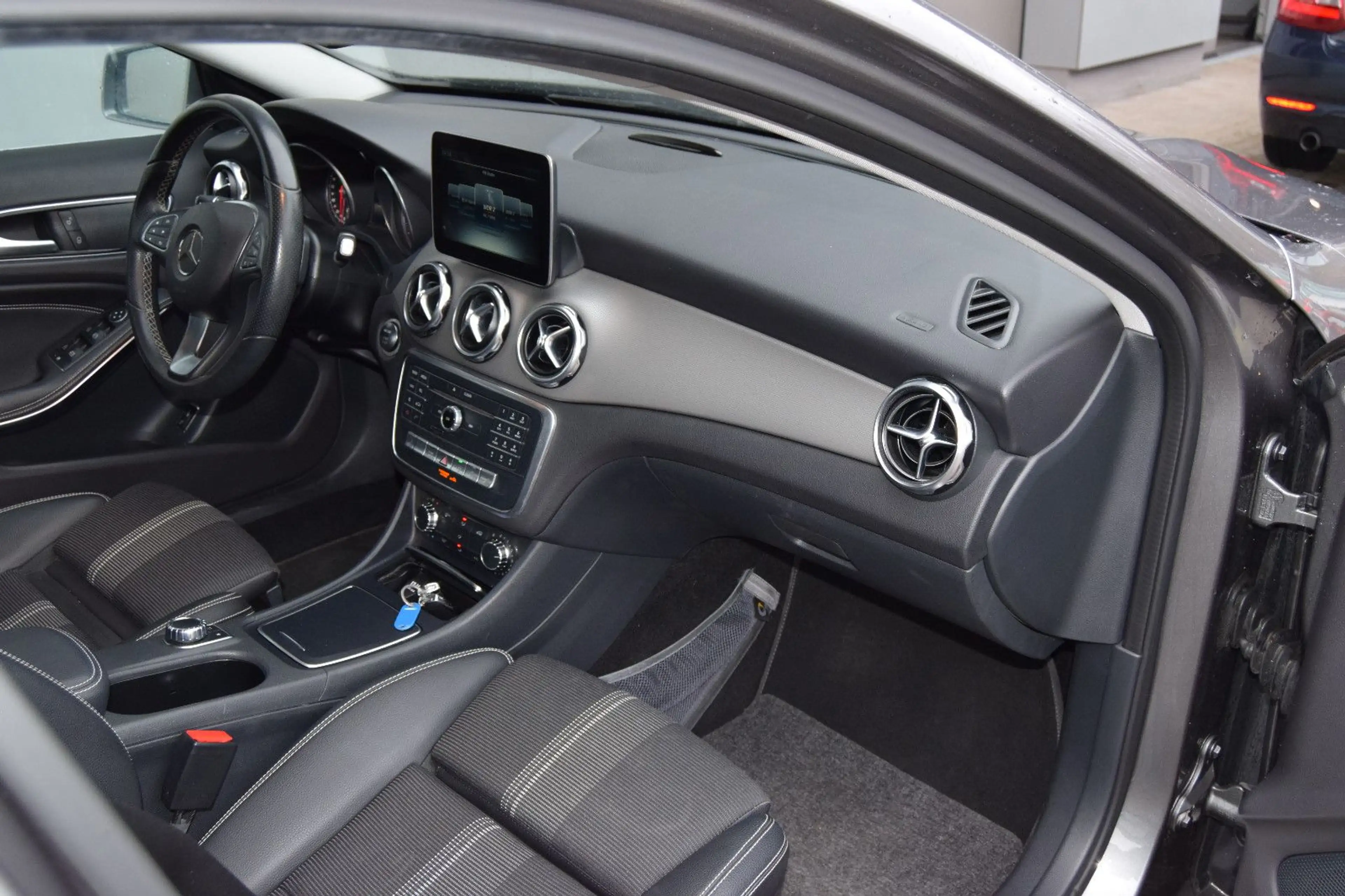 Mercedes-Benz GLA 180 !AUTOMATIK!Nani,AHK,LED,Scheinw, — photo 14