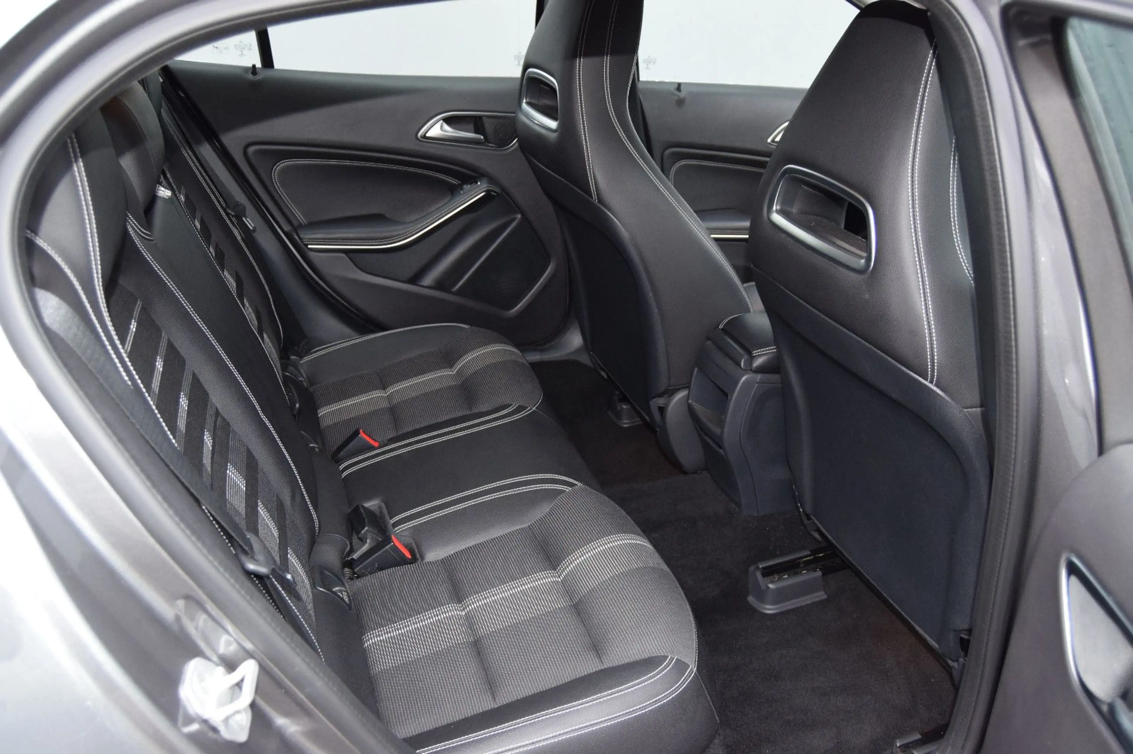 Mercedes-Benz GLA 180 !AUTOMATIK!Nani,AHK,LED,Scheinw, — photo 13