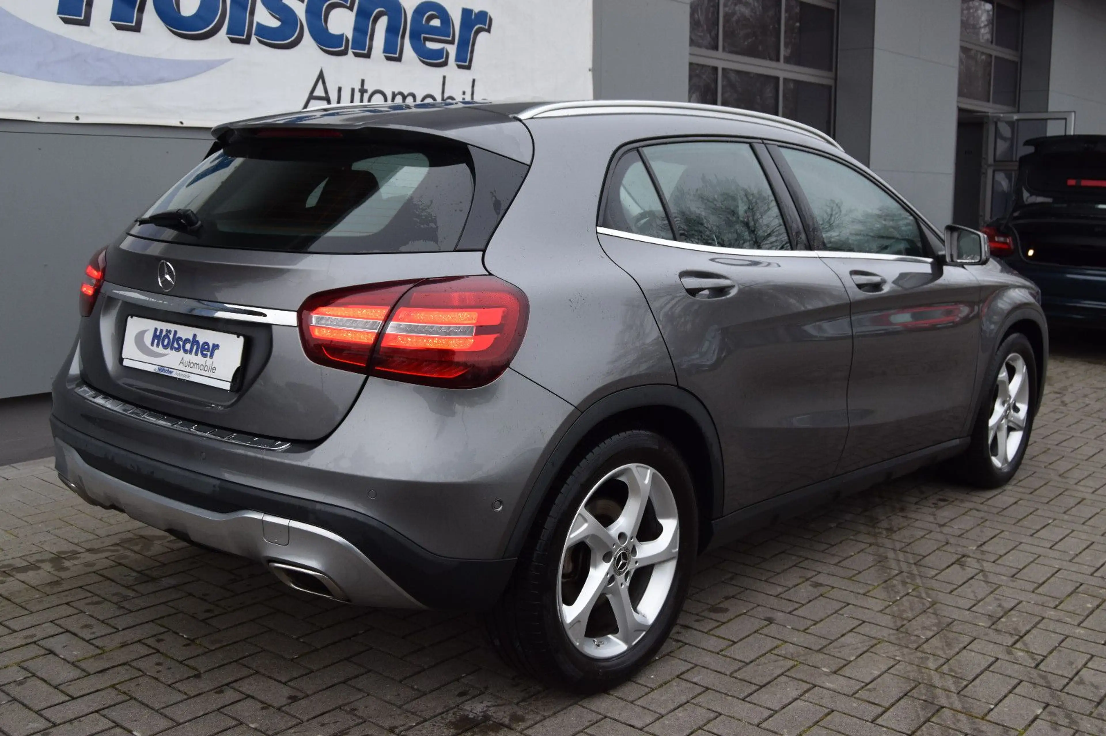 Mercedes-Benz GLA 180 !AUTOMATIK!Nani,AHK,LED,Scheinw, — photo 2