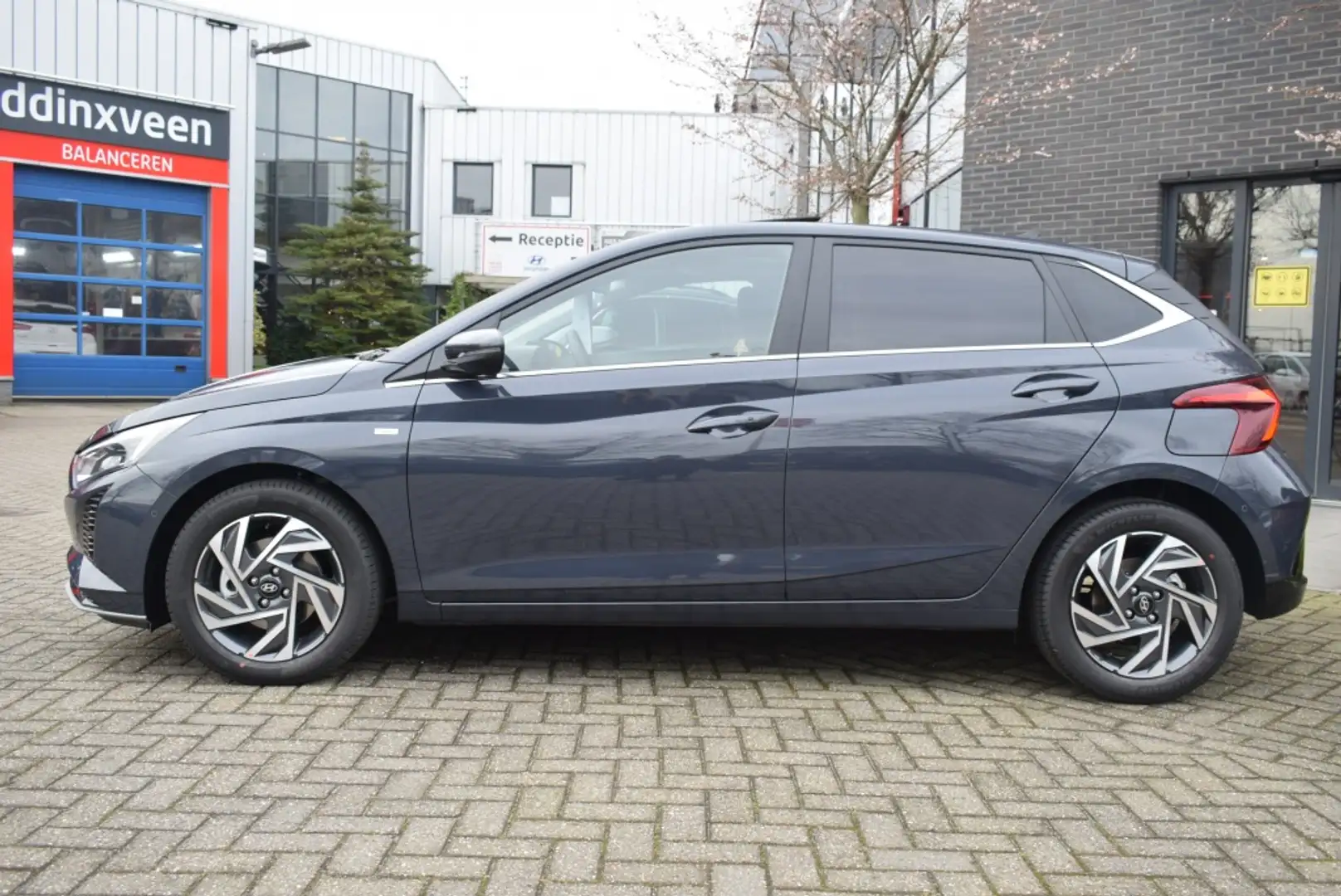 Hyundai i20 Leverbaar uit Voorraad 1.0 T-GDI Premium Sky | Sch Grijs - 2