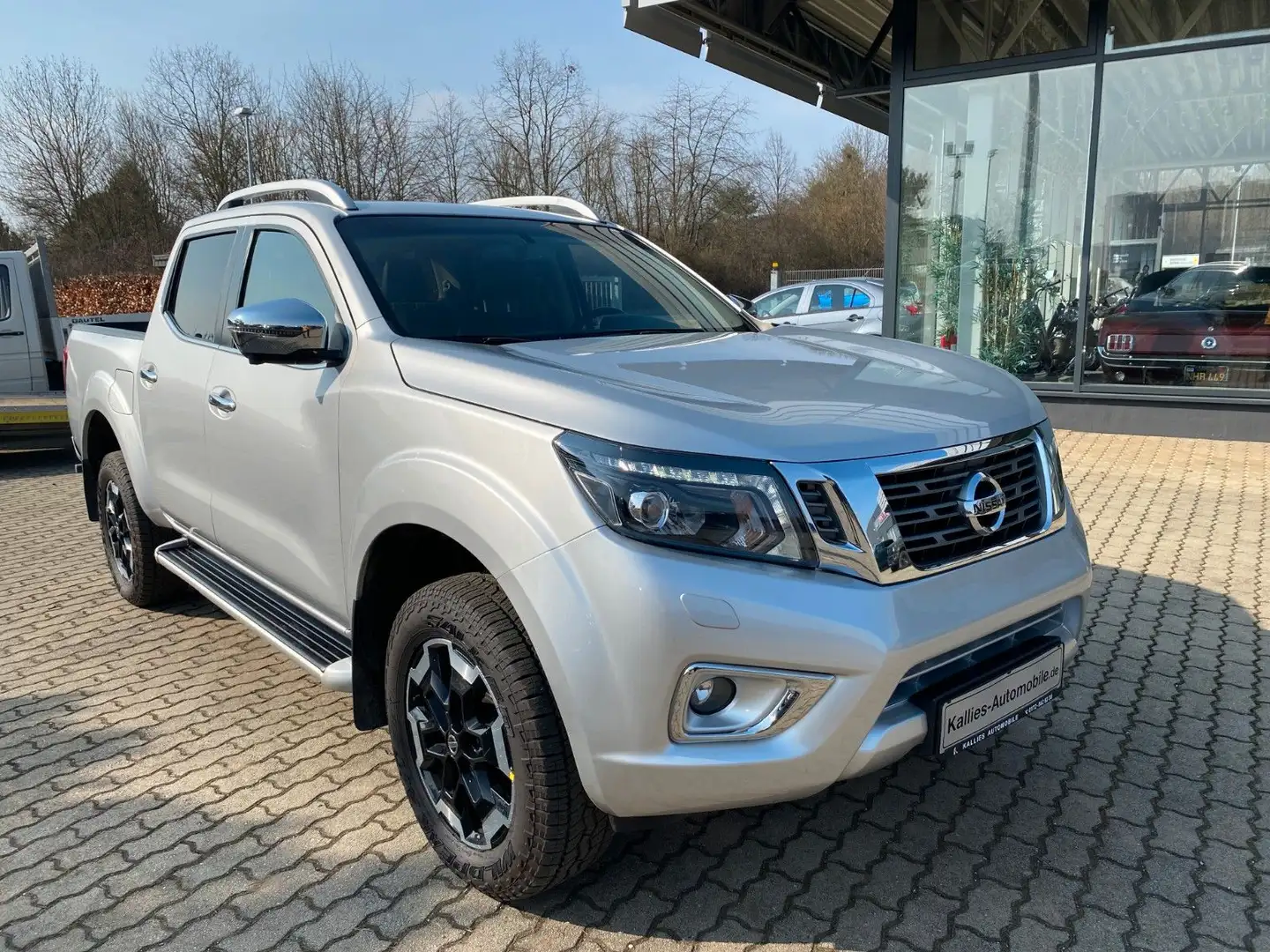 Nissan Navara Tekna 4x4 DOKA+NAVI+SHZ+TÜV-NEU Silber - 2