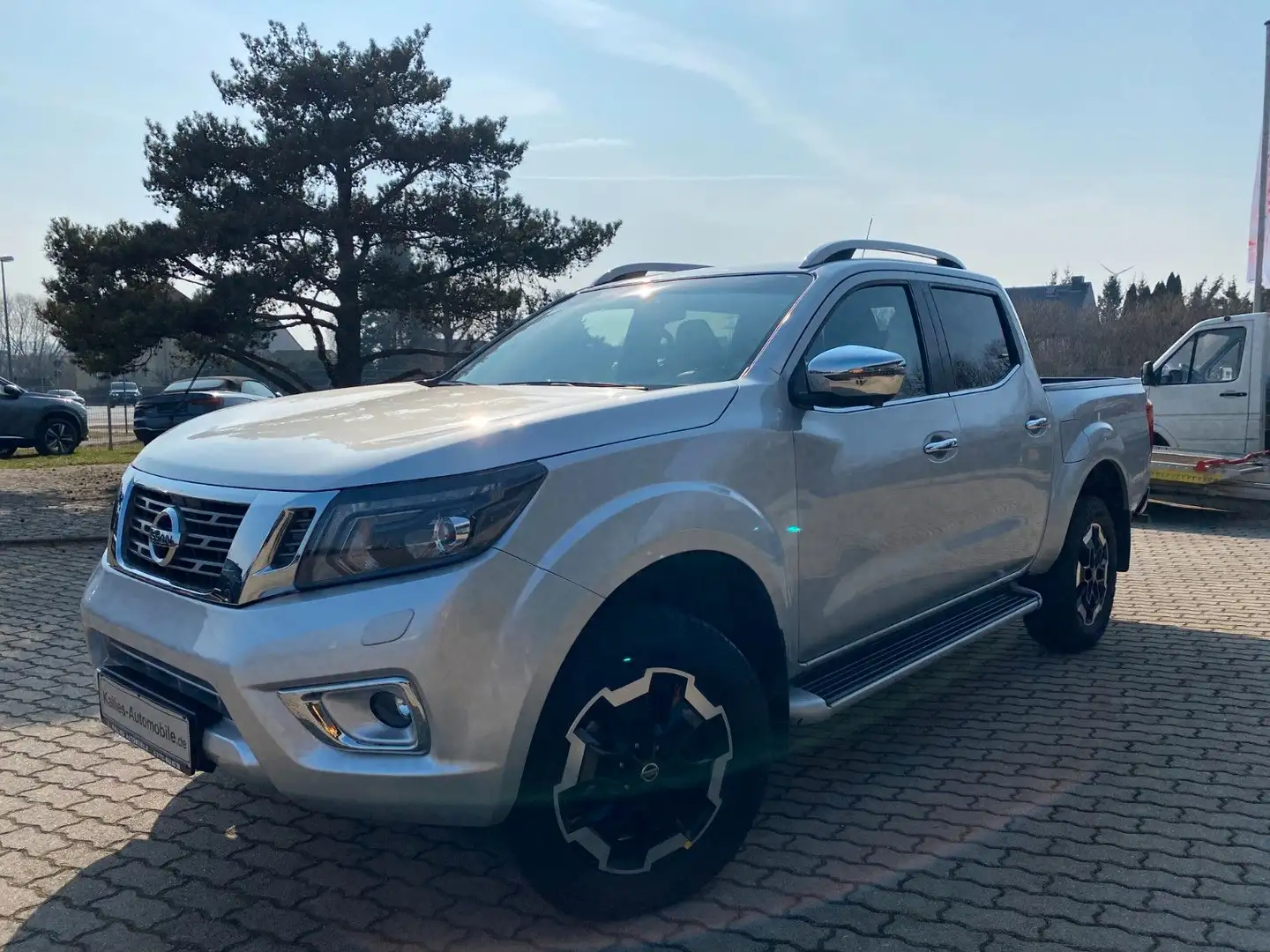 Nissan Navara Tekna 4x4 DOKA+NAVI+SHZ+TÜV-NEU Silber - 1