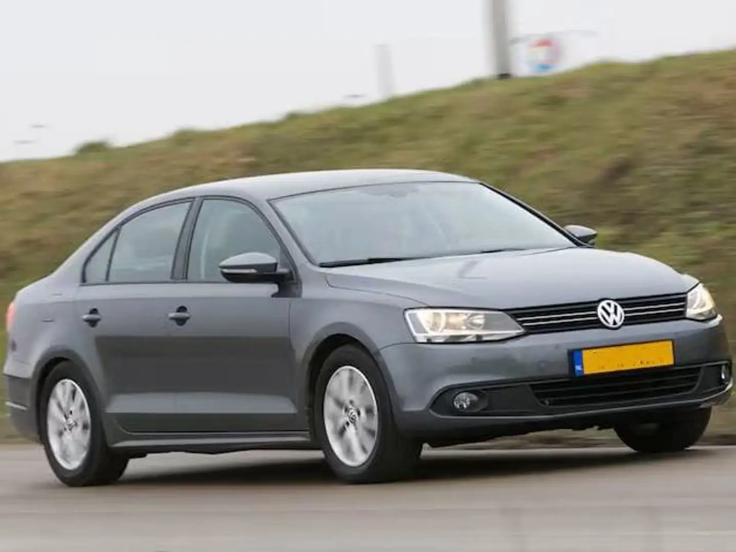 Volkswagen Jetta Jetta 1.2 TSI Comfortline Grijs - 1