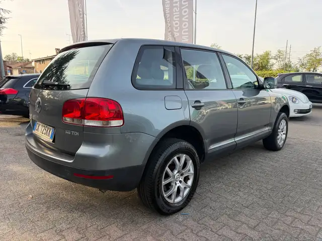 Volkswagen Touareg view 3