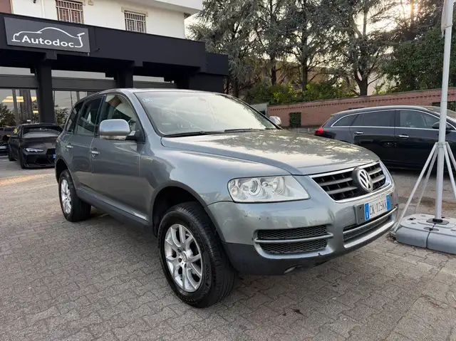 Volkswagen Touareg view 2