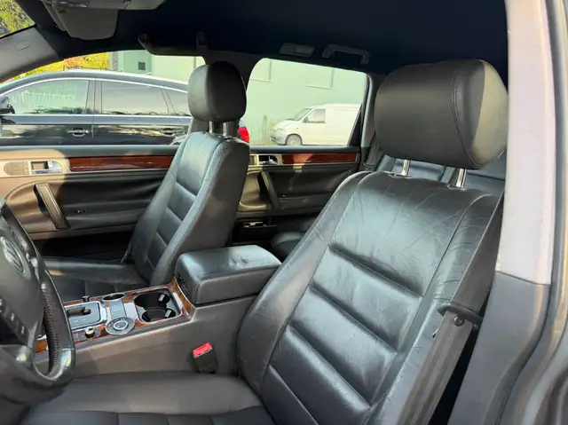 Volkswagen Touareg view 6