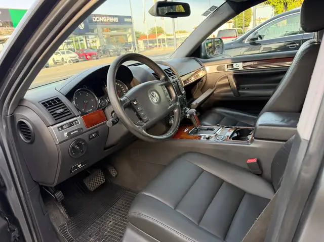 Volkswagen Touareg view 5