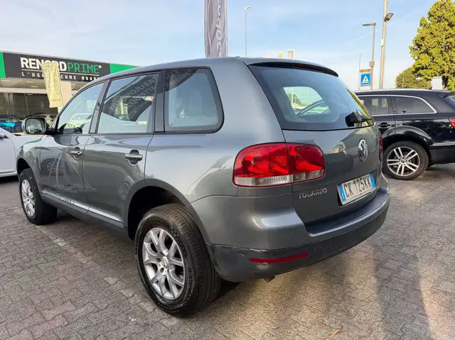 Volkswagen Touareg view 4