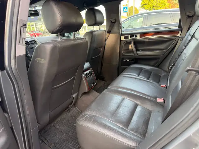 Volkswagen Touareg view 8