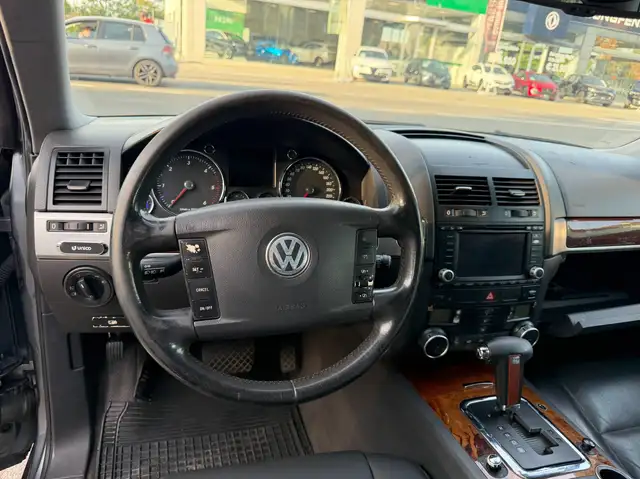 Volkswagen Touareg view 7