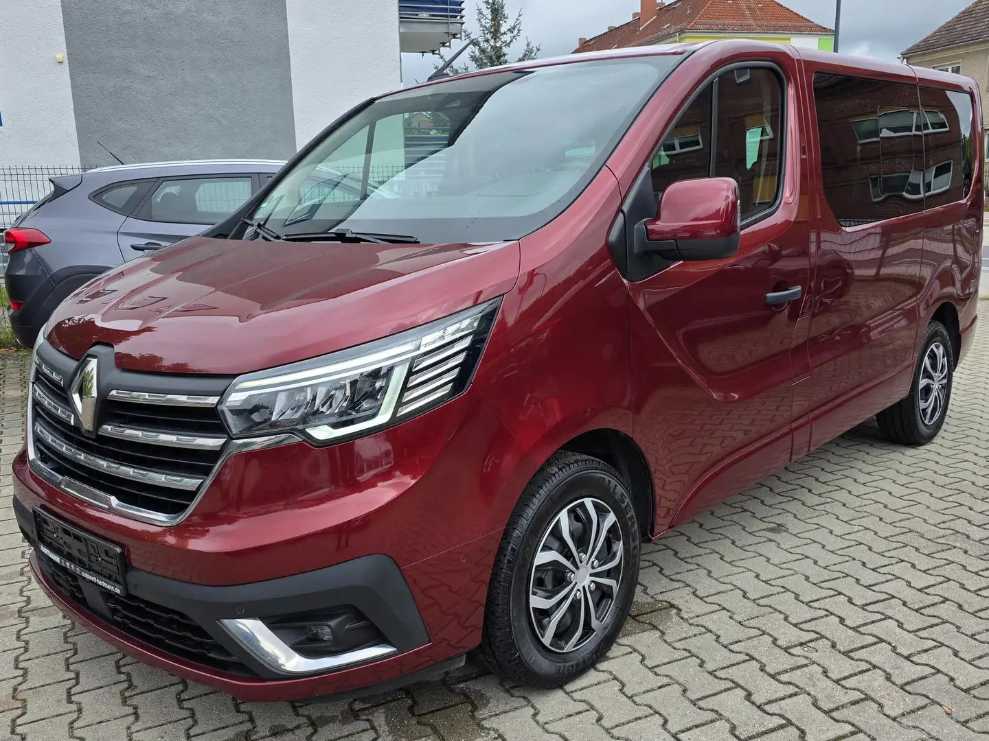 Renault Trafic L1H1 3,0t (8/9 Sitze) Life Rouge - 1