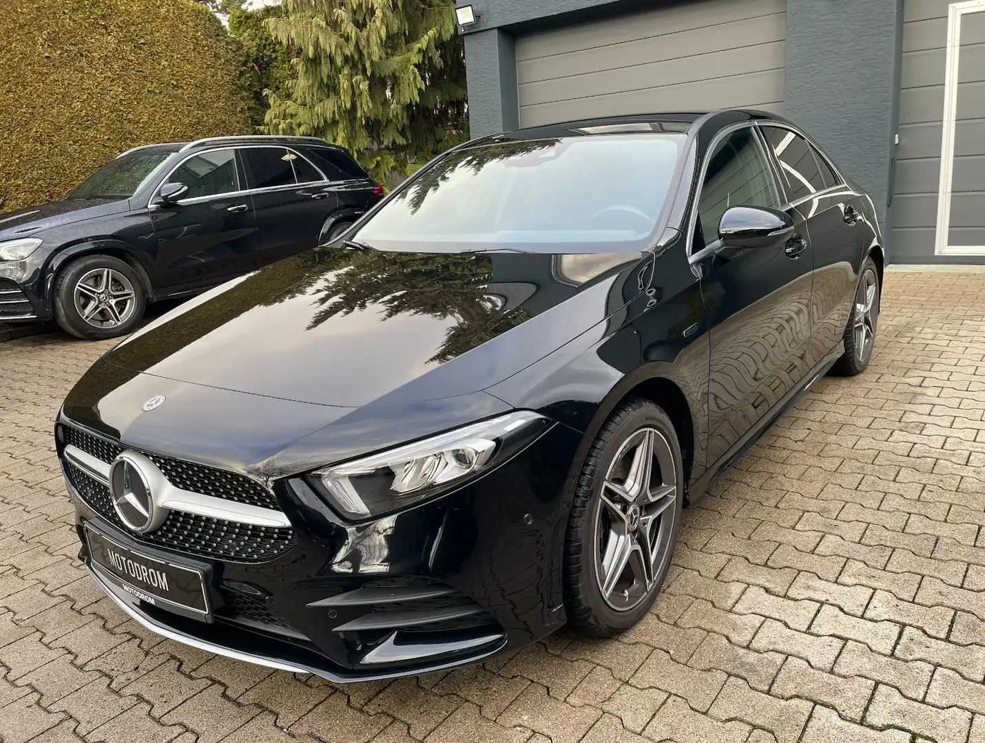 Mercedes-Benz A 250 A250e PANORAMA LED AMG-LINE  50000KM Limousine Schwarz - 1