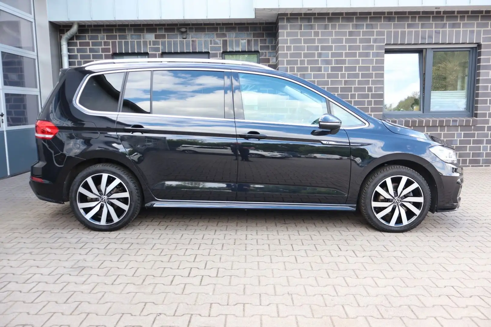 Volkswagen Touran Highline DSG/7-Sitzer/AHK/LED/Kamera Schwarz - 2