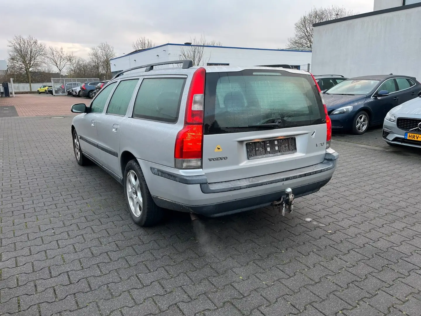 Volvo V70 2.4 Automatik TÜV05/27*AHK*TOP Silber - 2