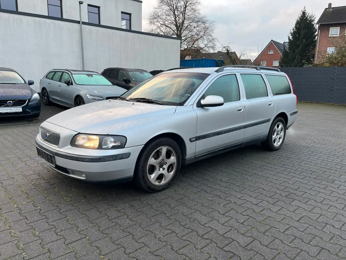 Volvo V70 2.4 Automatik TÜV05/27*AHK*TOP Silber - 1