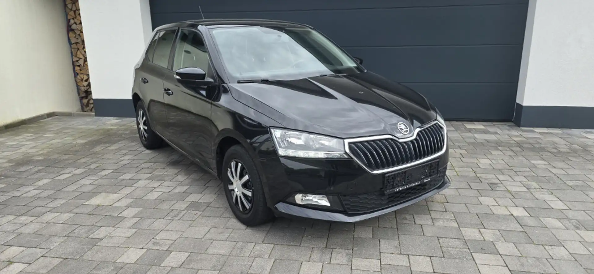 Skoda Fabia 1.0 MPI Cool Plus Klima Tele SHZ PDC DAB Zwart - 1