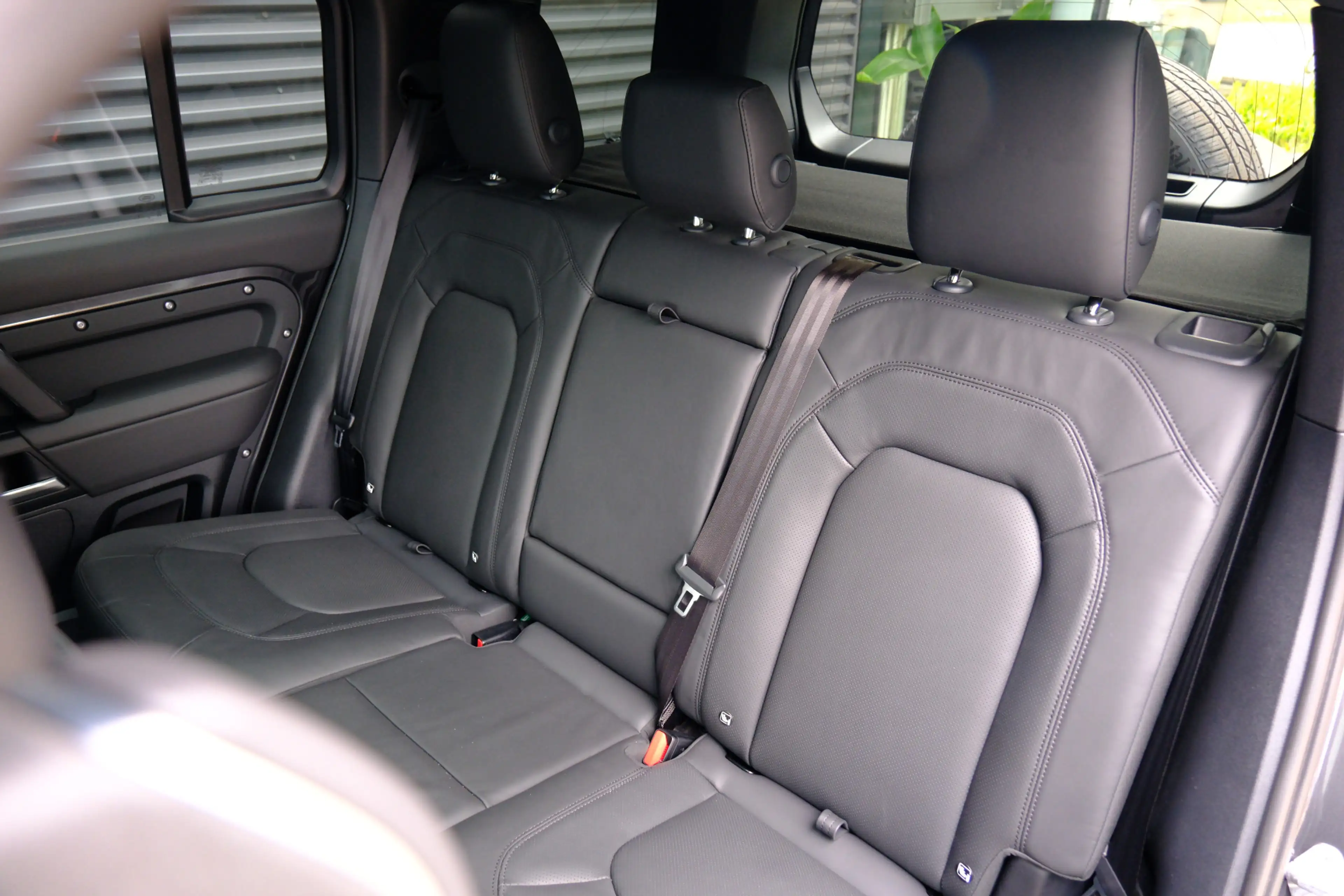 Land Rover Defender 110 2.0 P300e 110 X-Dynamic HSE | Elec Trekhaak | — photo 17