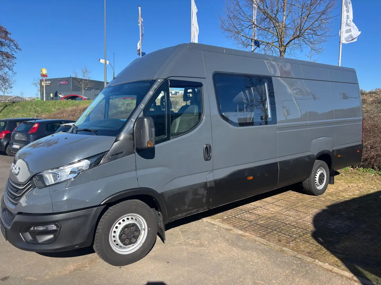 Iveco Daily JUMBO DOKA 6 SITZE Grau - 2