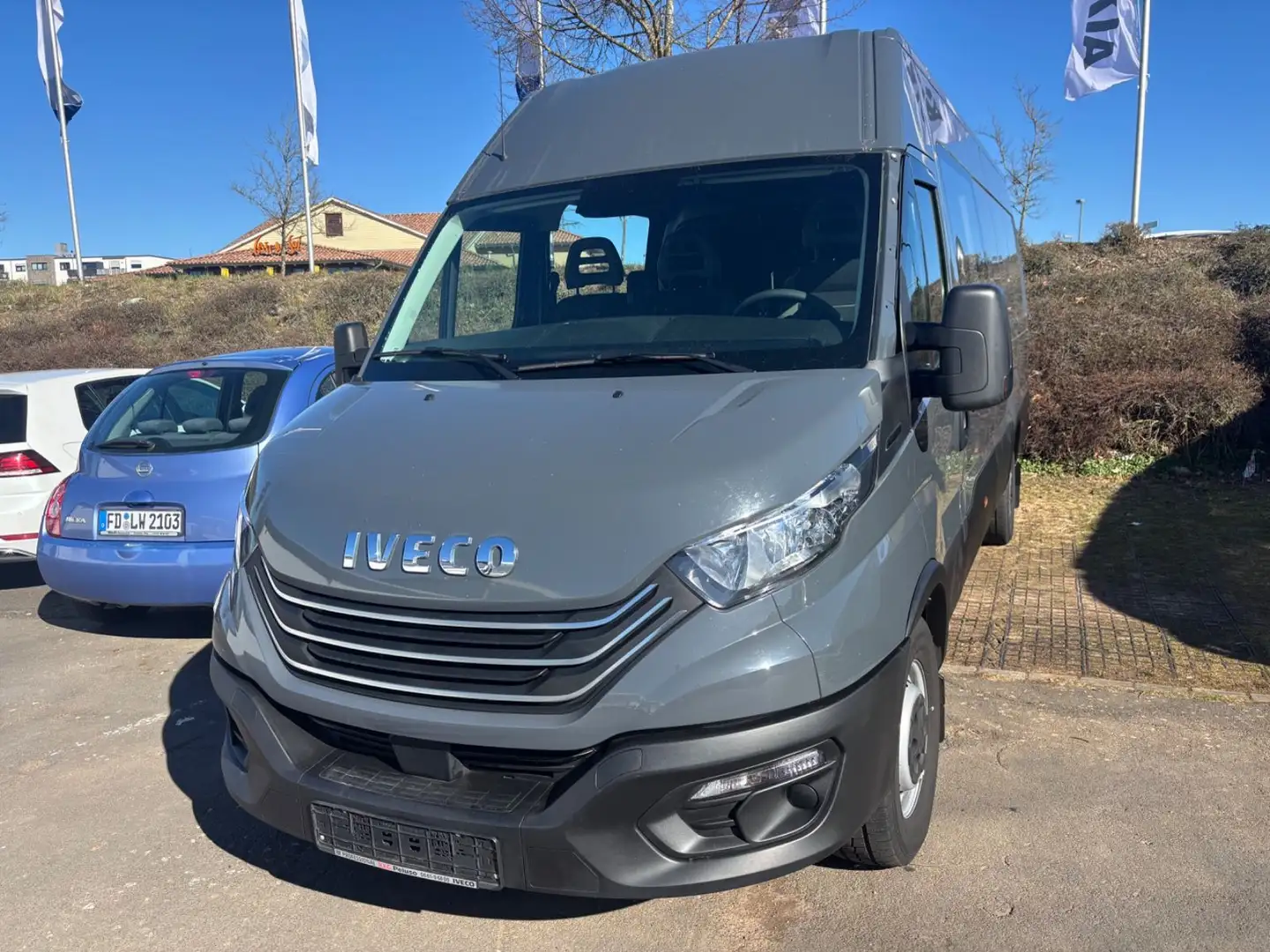 Iveco Daily JUMBO DOKA 6 SITZE Grau - 1