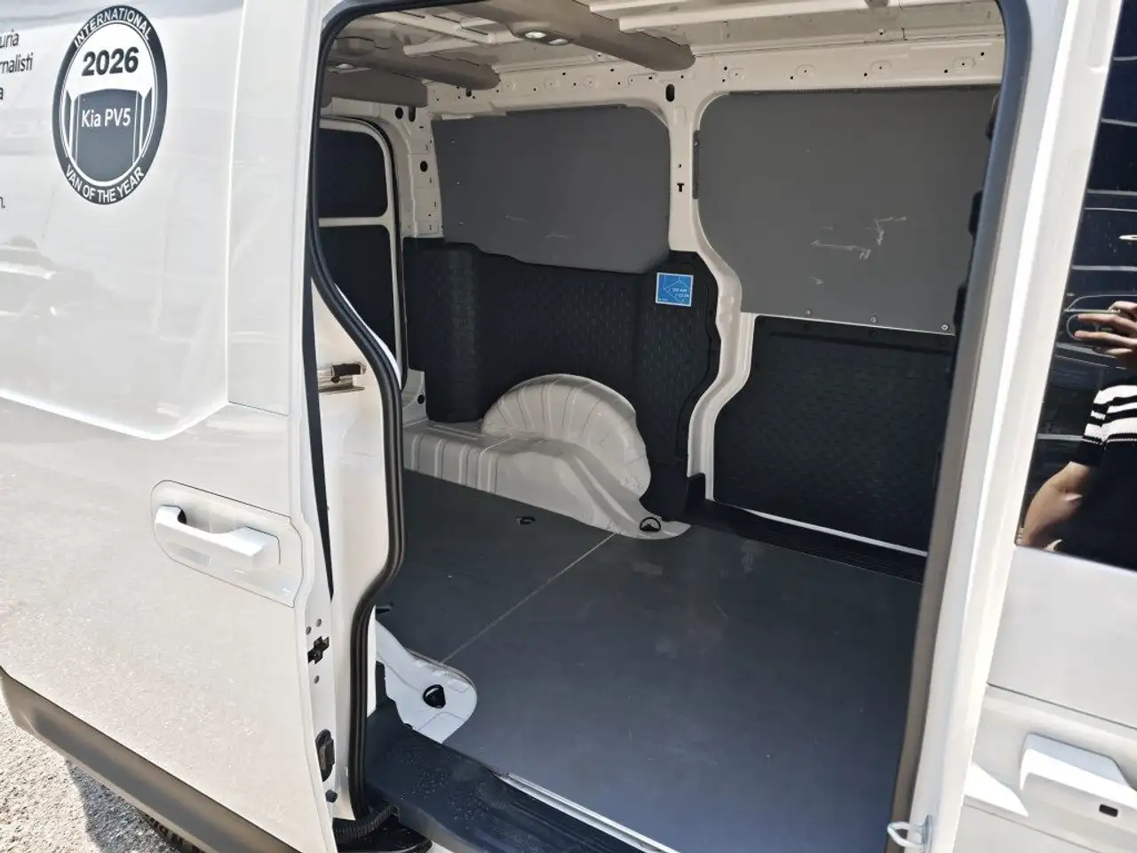 Kia PV5 Cargo 2026 — фото 10