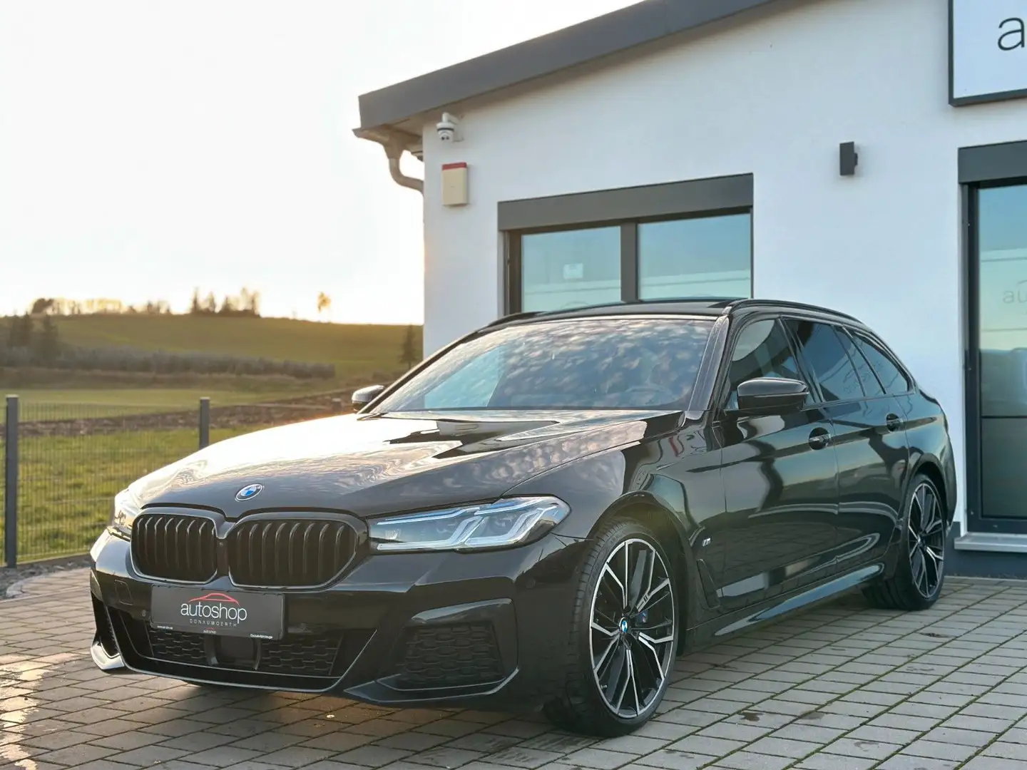 BMW 530 d Tour. xDrive M Sport/360°/StHzG/H&K/SoftClo Schwarz - 1