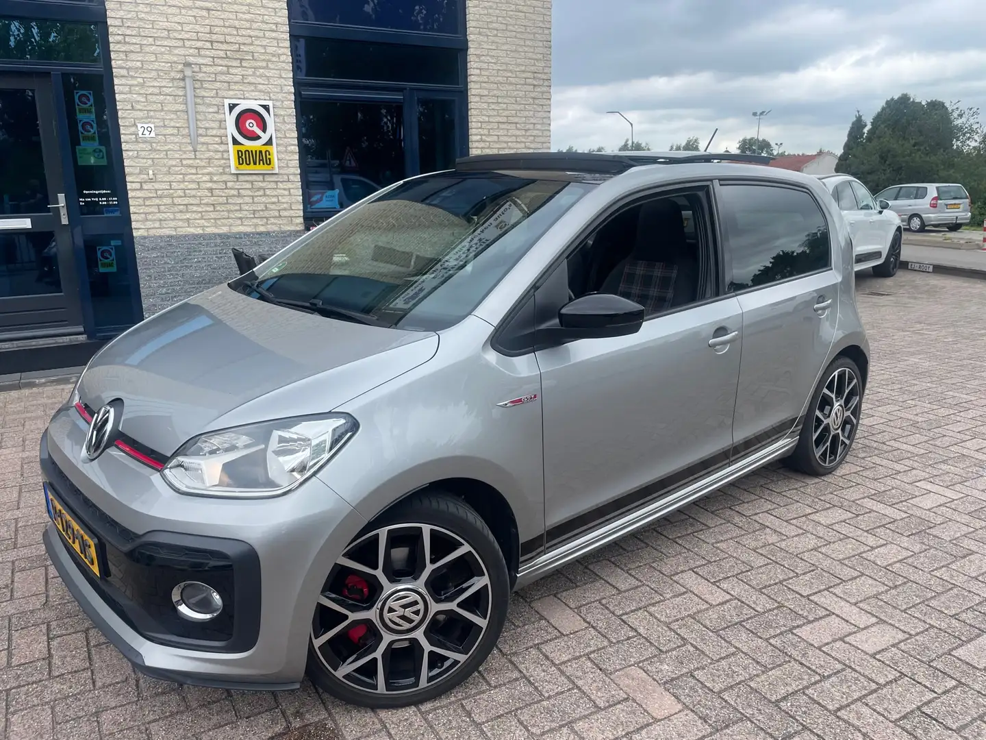 Volkswagen up! 1.0 TSI GTI- PANO-CAMERA-PDC-Uniek in NL Grijs - 1