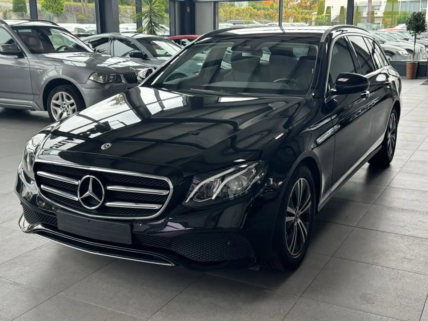 Mercedes-Benz E 220 d T 9G-TRONIC Avantgarde - 2